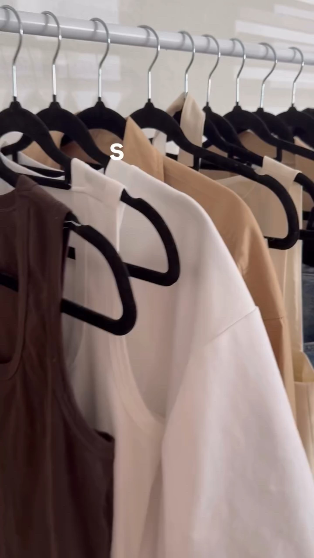 If I was rebuilding my wardrobe from scratch, this is the summer capsule I’d start with, 10 neutral, timeless pieces that all work seamlessly together.
Whether it’s really hot days or those slightly cooler days (I’m in Melbourne, enough said 😜), this capsule has you covered.
It’s a bit of a longer one but worth it. 
Save this for some easy summer outfit inspiration ☀️
