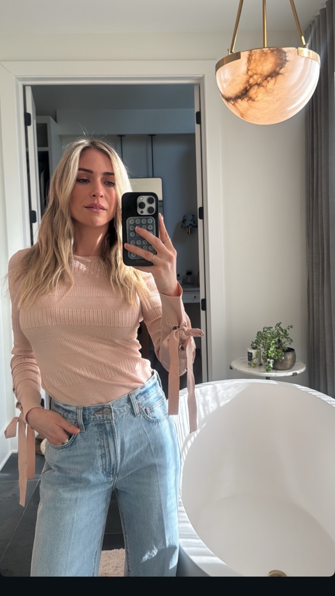 Kristin Cavallari HIGH-WAIST - ANKLE LENGTH - RIGID

High-waisted jeans with five pockets. Front zip and button closure.