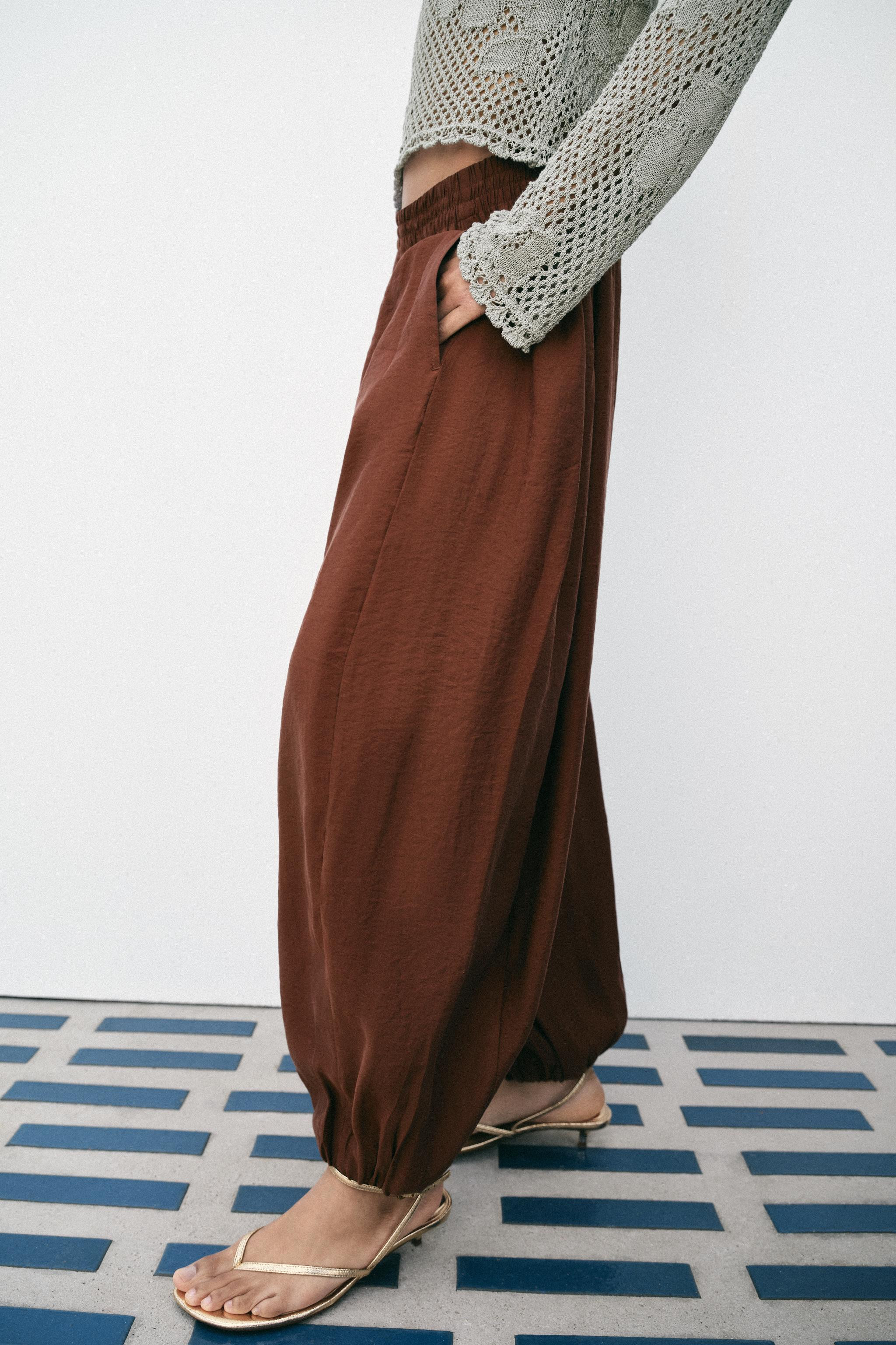 Mid-rise pants with an elastic waistband. Front pockets. Voluminous legs with elastic cuffs. | Zara US