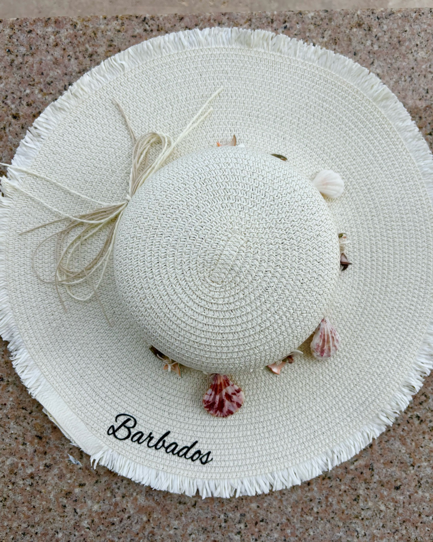 The perfect hat to keep the sun at bay on a vacation day ☀️
