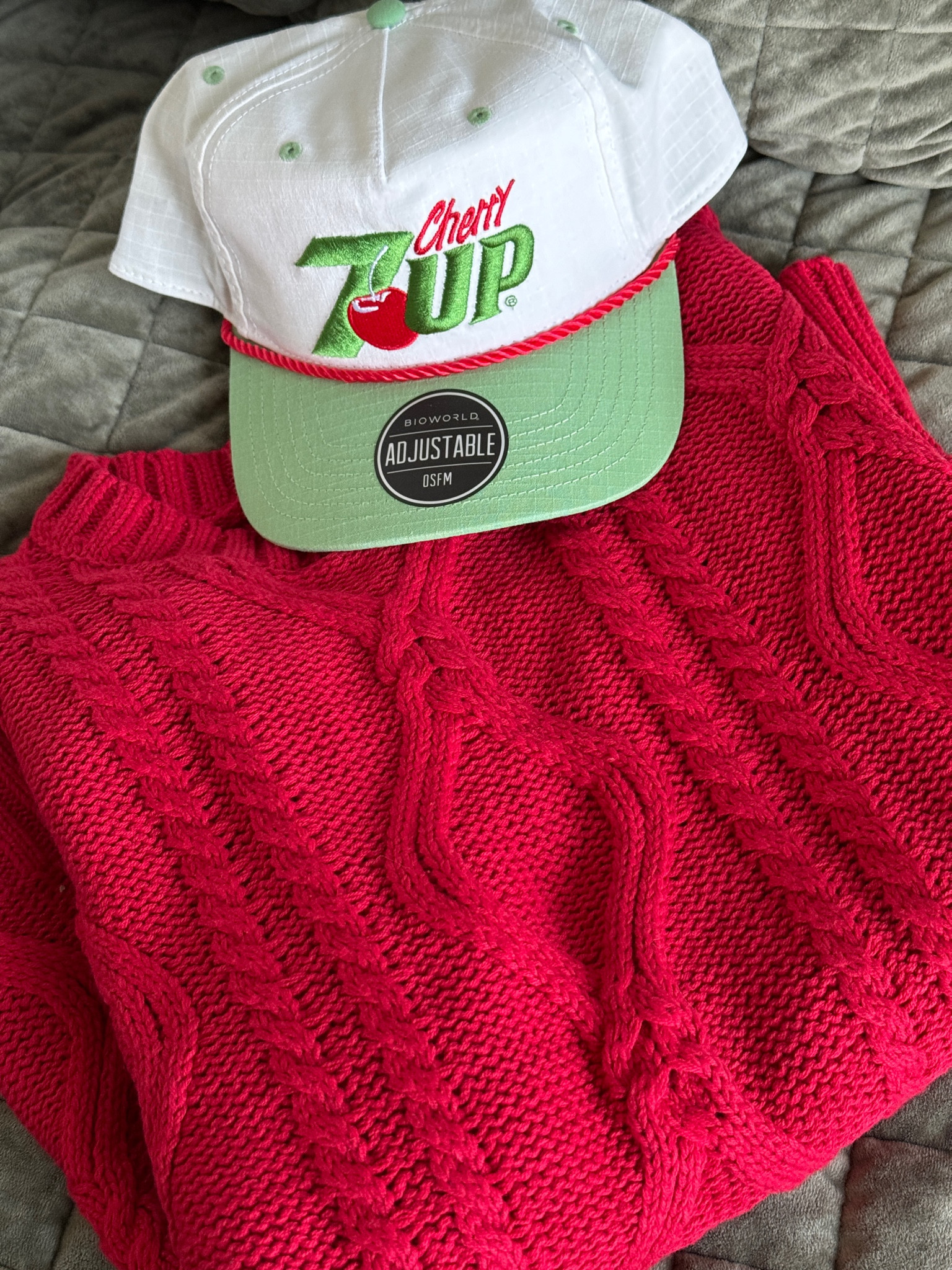 🍒🍋‍🟩❤️🥤😋 


Red crewneck sweater & trucker hat | valentines outfit inspo | casual/trendy outfit idea 