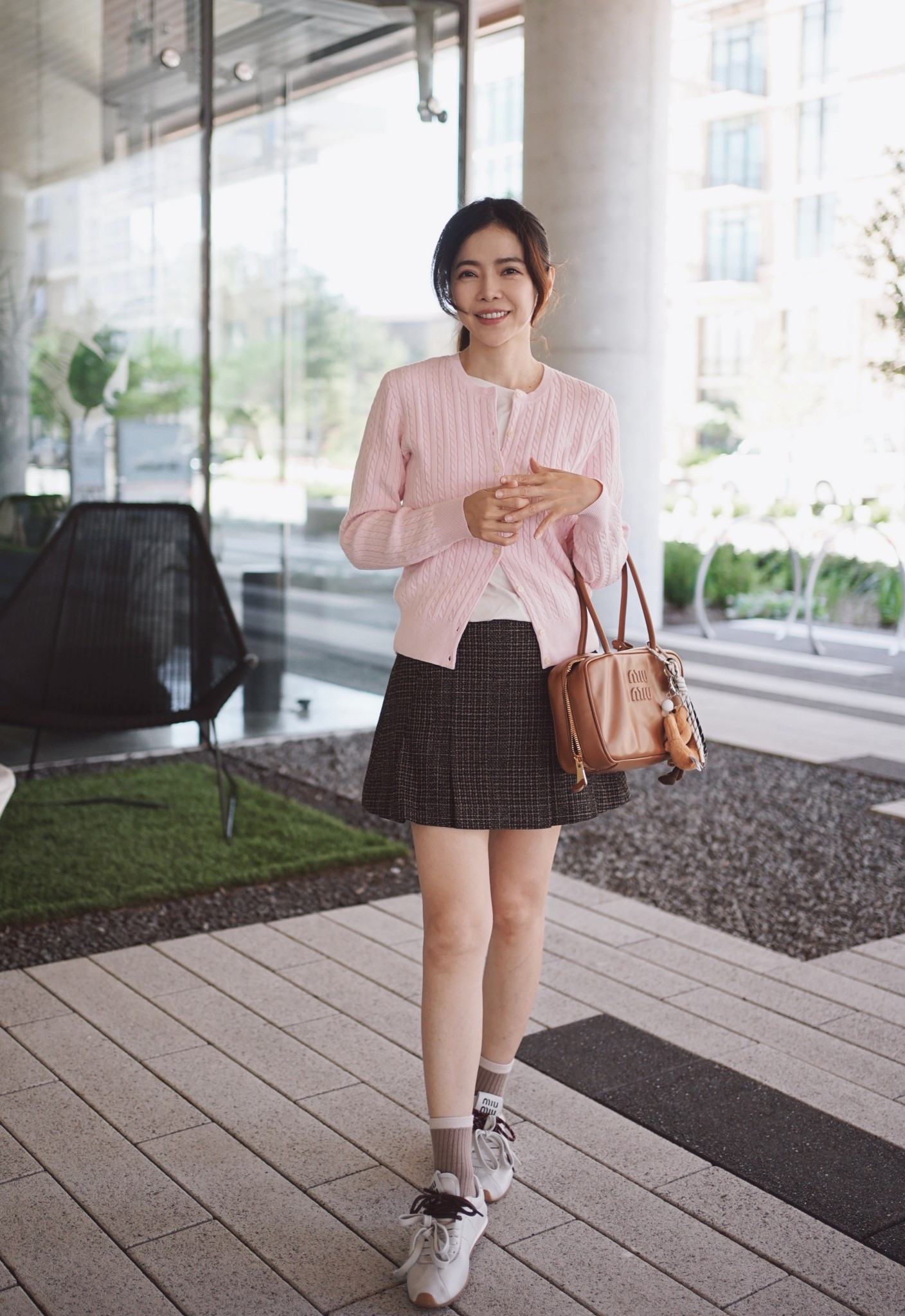 粉色針織 x 格紋短裙的 Miu 風搭配，上衣是 Ralph Lauren 的童裝針織，版型質感不輸成人款，配上質感很好的 Reiss 格紋百折裙，鞋子和包都是最近很愛的 Miu Miu!  Beau 和 Plume 的皮質都超柔軟又百搭！

 #Saks #SaksPartner @Saks  

#LTKbag #LTKpetite #LTKstyletip