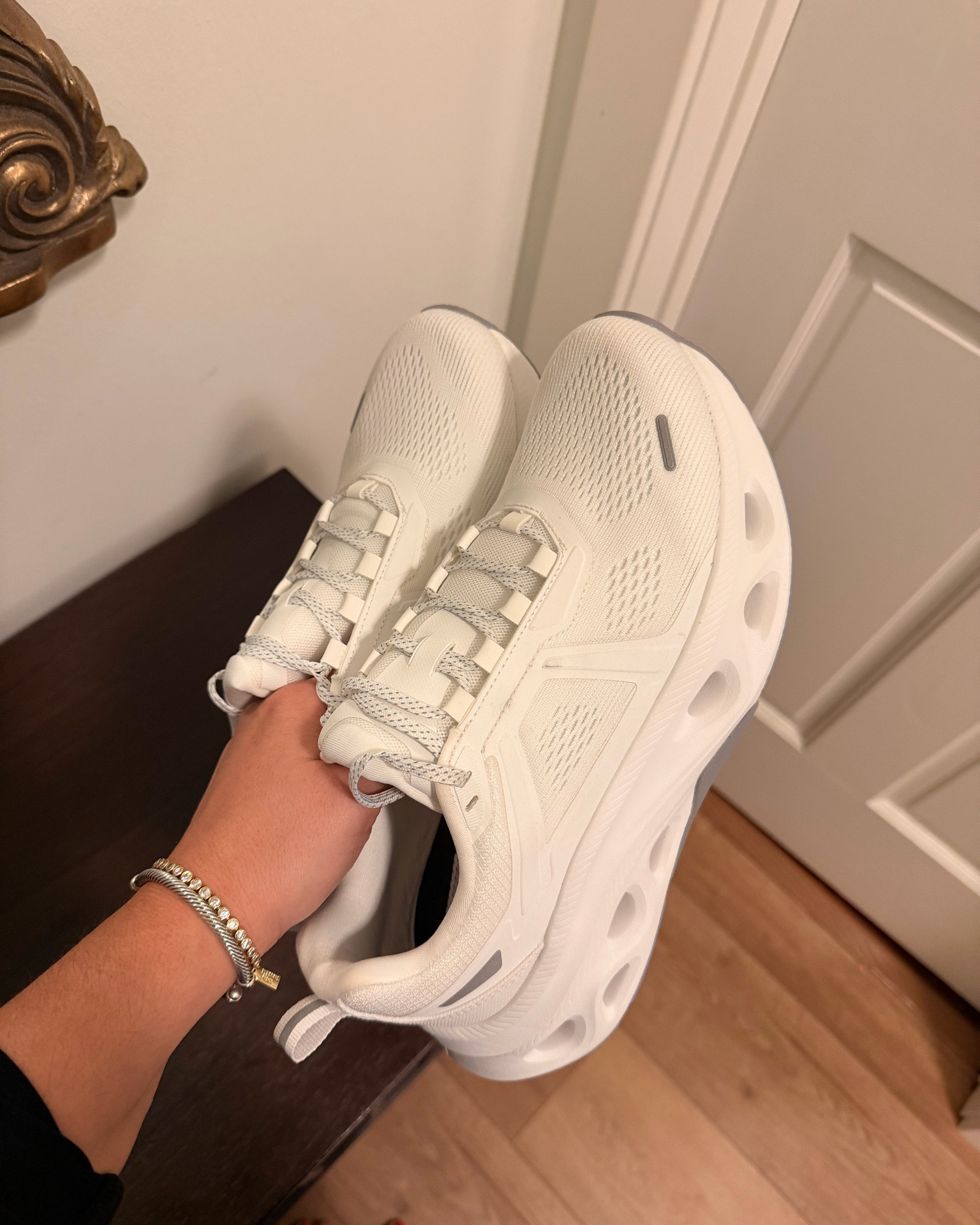 The best on cloud look alike - so light, feels like nothing on