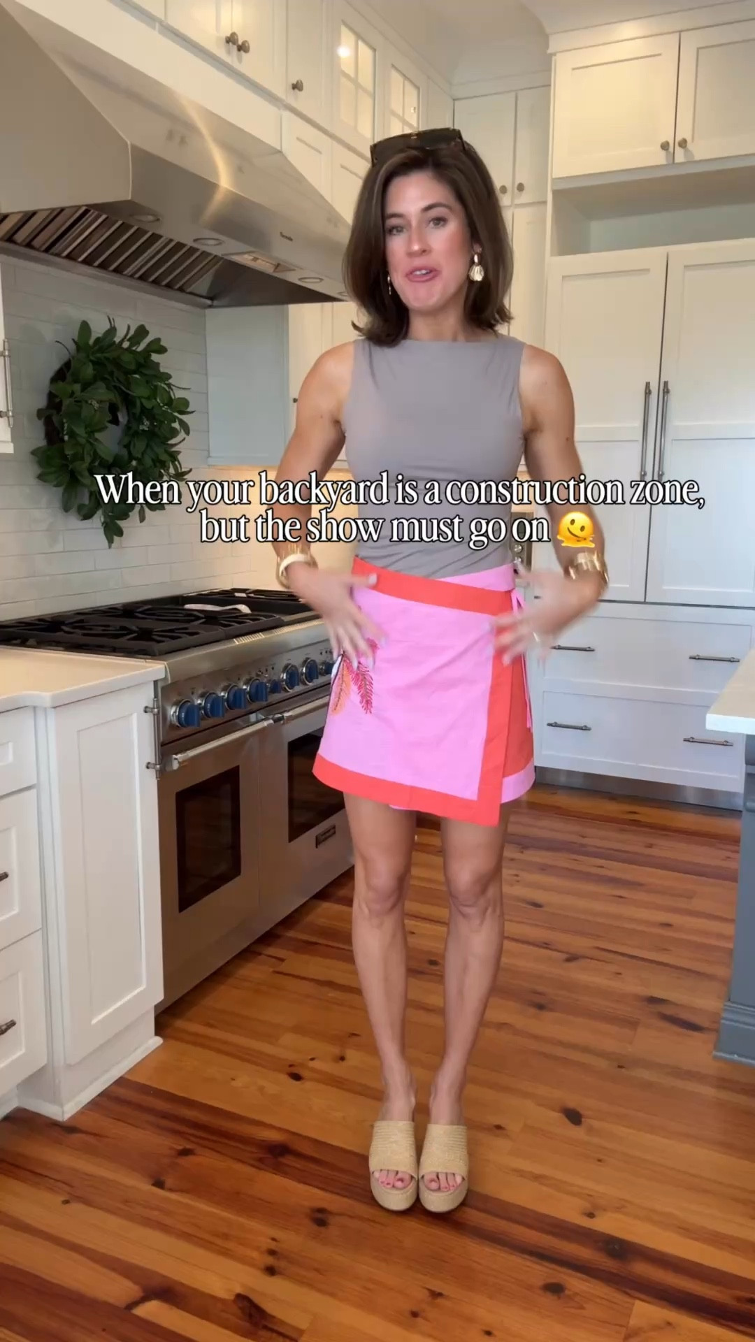 Runs true to size and in a small! Also very adjustable. I’m 5’8 for reference :)