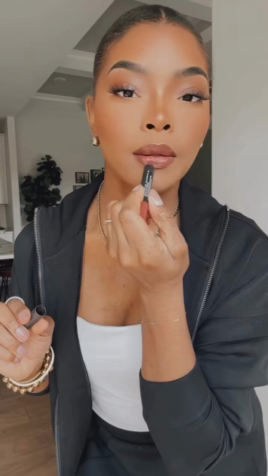 ✨GRWM: Comfy Edition ✨
This lounge set is my go-to when I want to look cute with zero effort.
Linked on my LTK, or comment “link” below and I’ll DM you the details 🖤

#loungewear #ootd #grwm #valentino #spanx #summerfashion #nars #influencerstyle #grwmoutfit