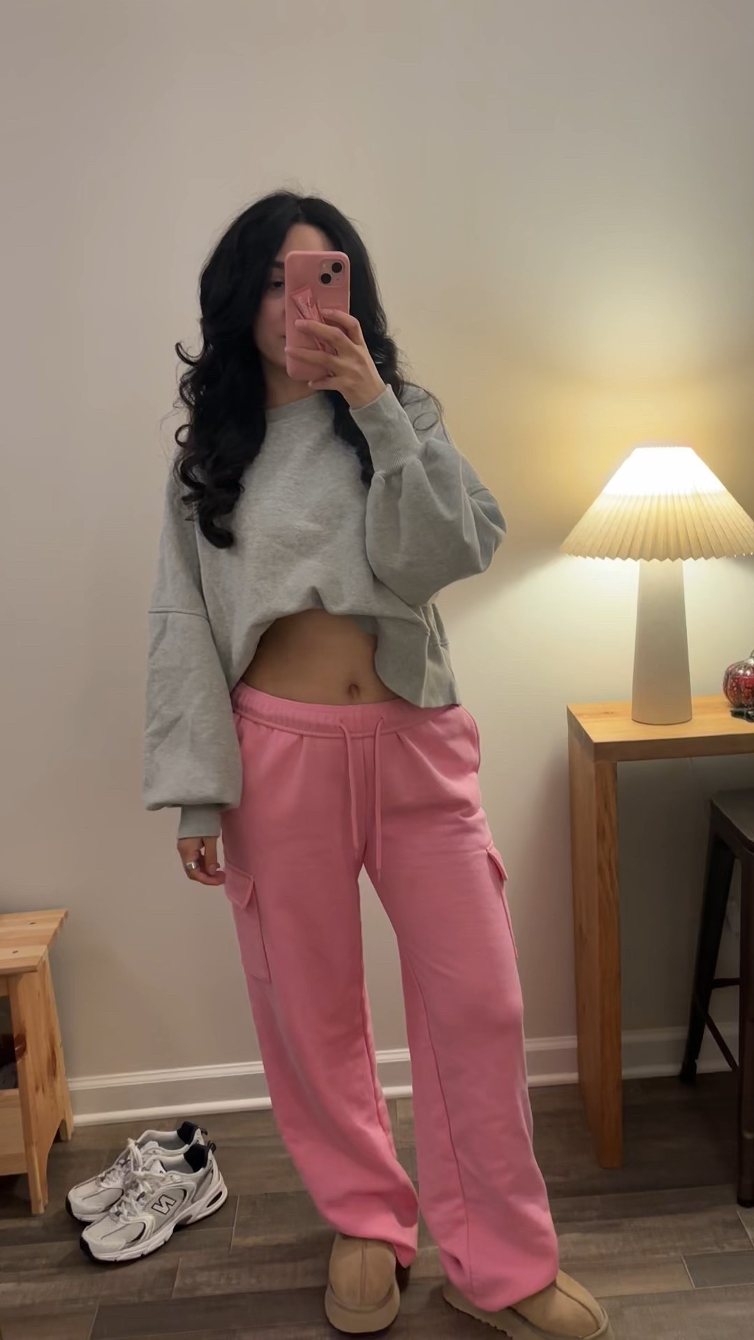 Walmart no boundaries cargo sweatpants (s)
Ugg tazz slippers mustard seed
Aerie sweatshirt (xs)