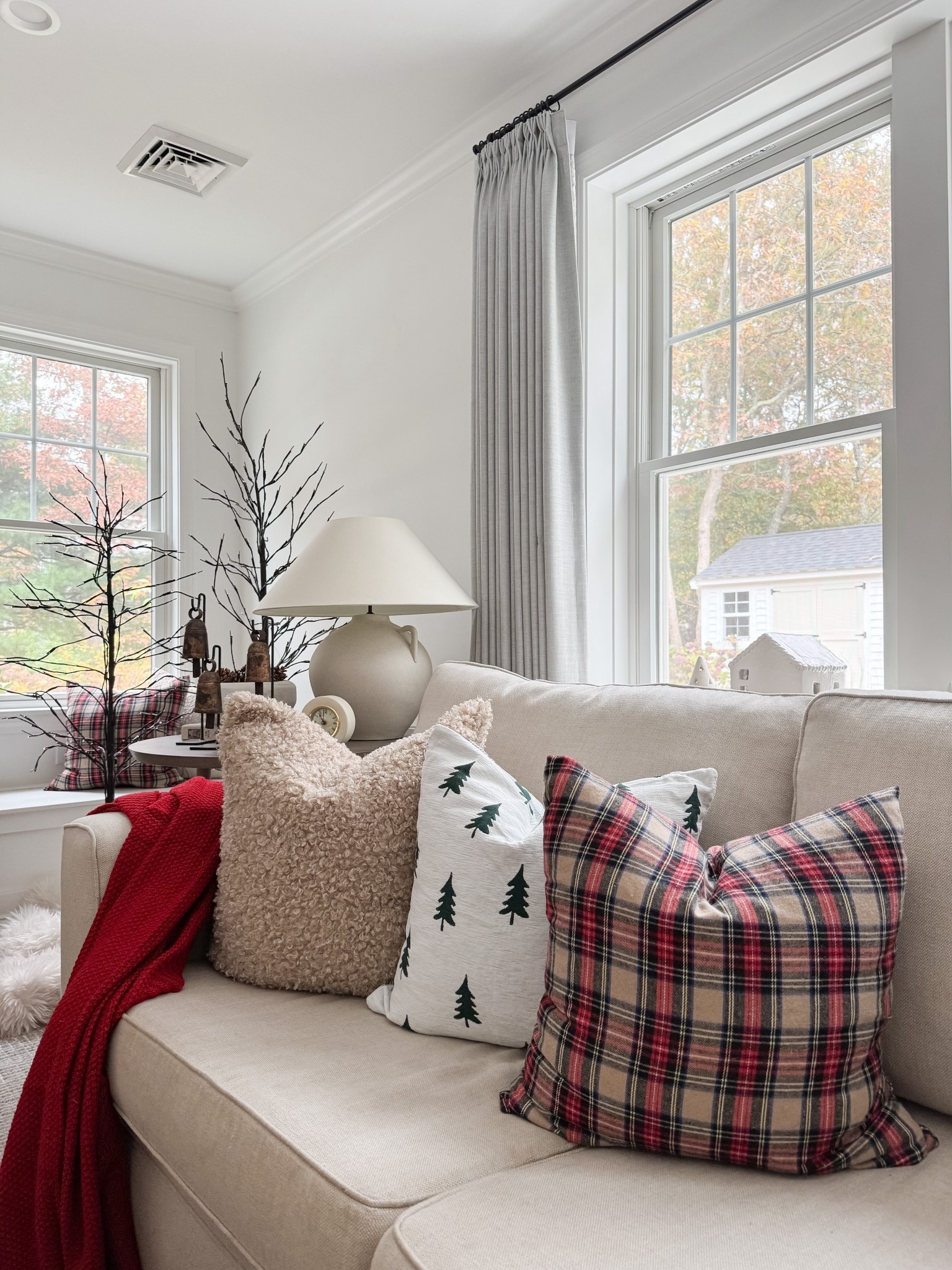 Holiday living room

Amazon home  Ralph Lauren Christmas decor  Coastal living room  throw blanket, throw pillows, potter barn sofa,  vase, jute rug, sherri calnan home 

#LTKHome #LTKHoliday #LTKFindsUnder50