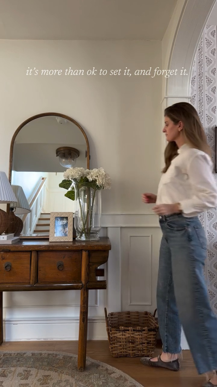 This is as seasonal as it gets around here. You really don’t need to overthink and switch things up as much as the weather does! As soon as Spring hits, I swap my entry steps until the Fall. It’s a subtle nod of something fresh, done and done 🤙🏼 Comment STEM for these @amazon gems + my other go-to to choose from! 

#classichomedecor #fauxhydrangeas #nancymeyers #affordablehomedecor #coastalcottage