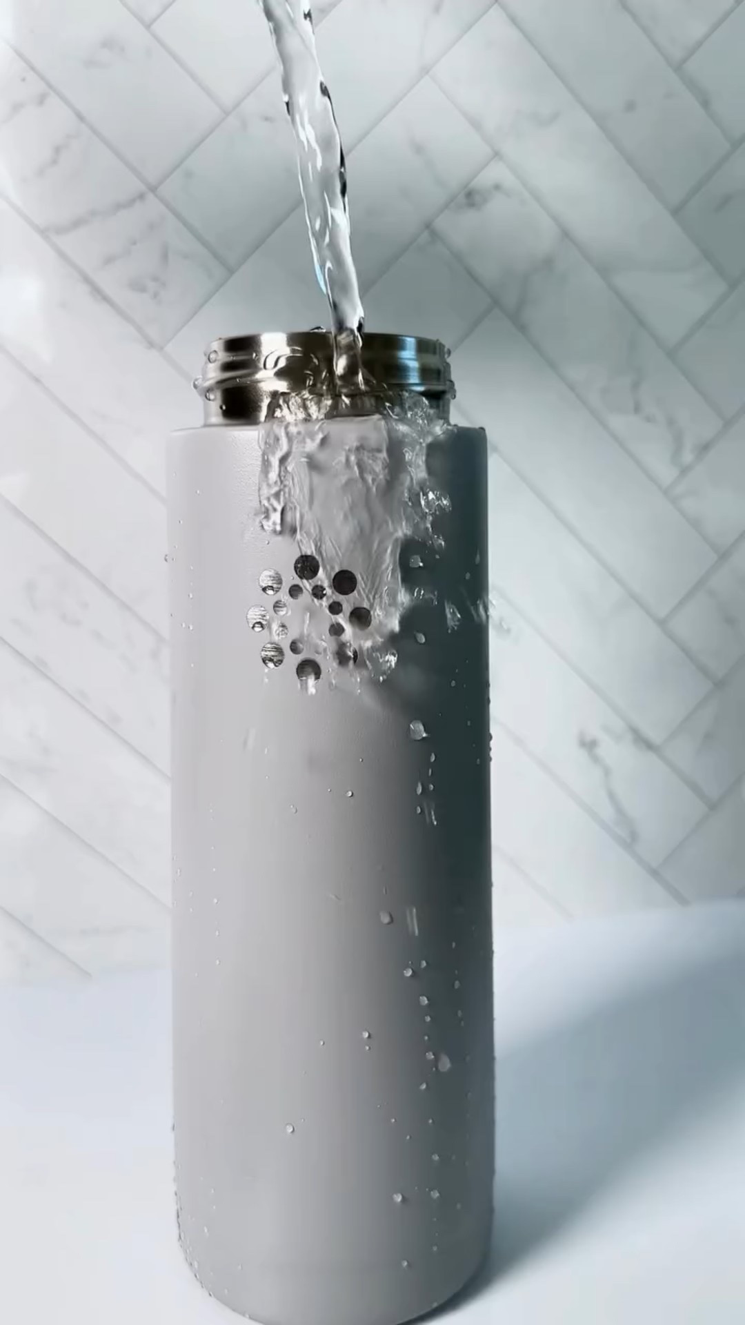 Uncovered lids? 🚫 Not it. These @lifefactory bottles keep the straw + spout covered (aka actually clean). I’ve been switching between the straw cap for all-day sipping + the spout cap when I need water fast. Sleek colors, stainless steel, and insulated to keep drinks cold. 💧✨ #ad Shop them now on my LTK! 

#lifefactory #designedforlife #waterbottles #hydrationgoals #hydrationiskey