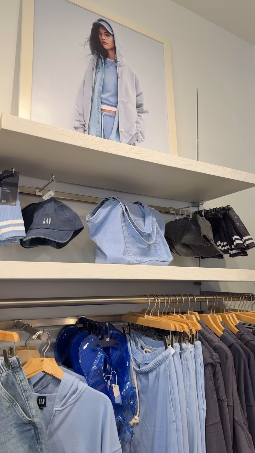 The totes bags from gap are so cute 🌸🌷💗 currently 40% off 


#LTKSeasonal #LTKootd #LTKSaleAlert