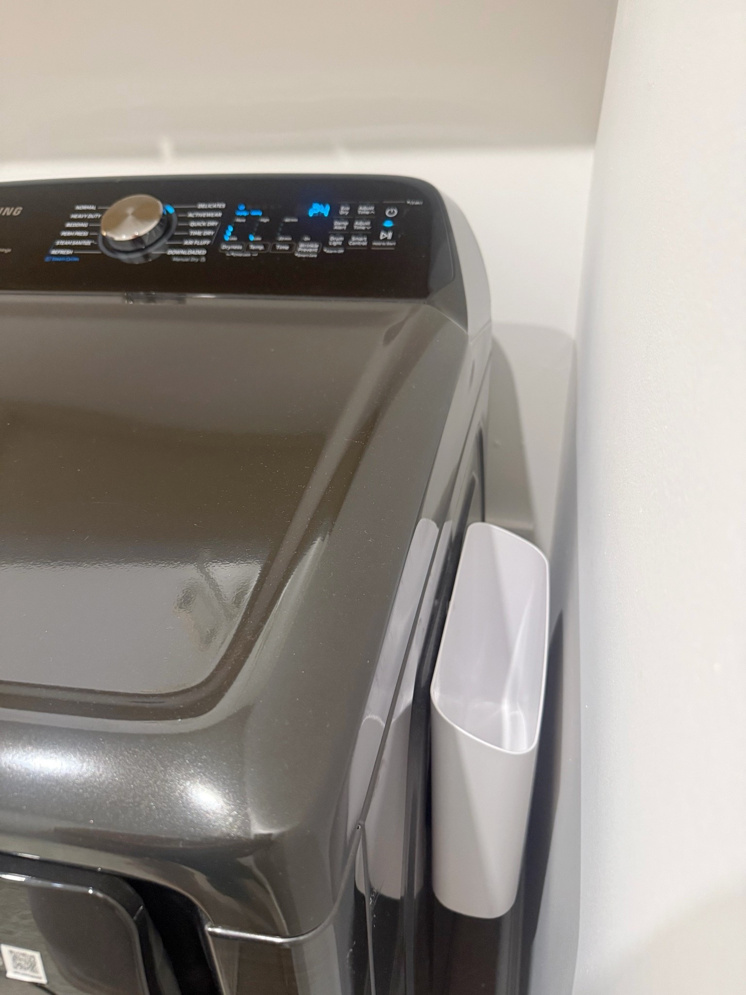 One of my non-negotiable in my laundry room is this magnetic lint bin!!! 



#laundryroom #organization #laundryroombin #lintbin #amazon
