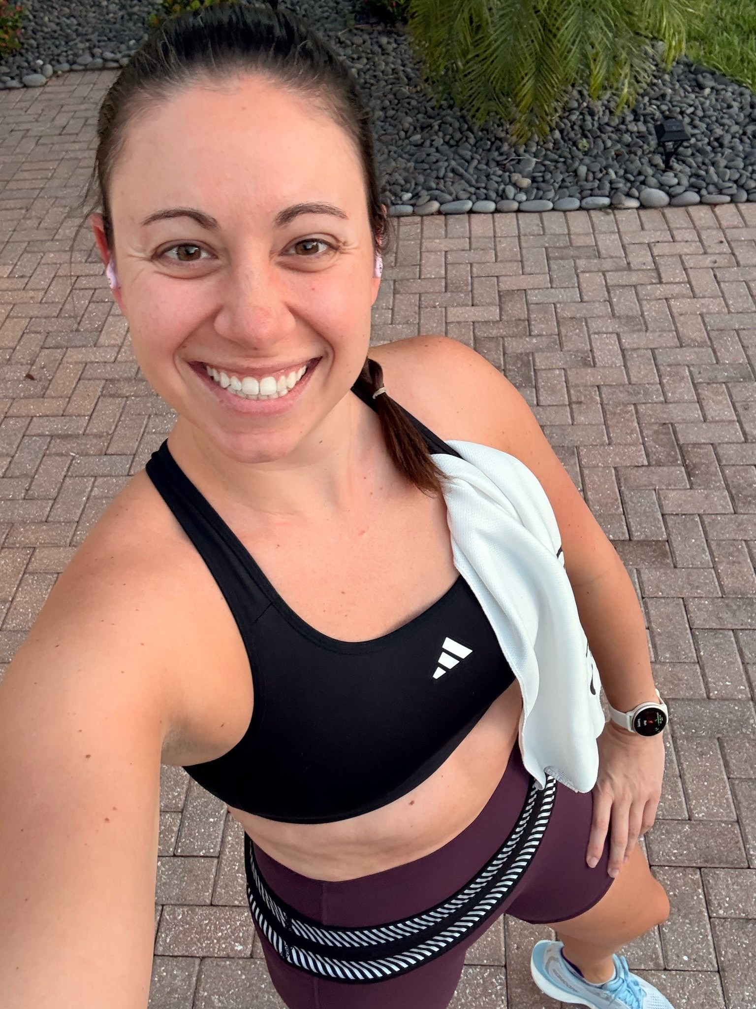 ETs hit the road for a four mile run with my favorite running gear: Adidas sports bra, Flipbelt with Flipbelt water bottle, Halara bike shorts, ASICS socks, Saucony Rides, Garmin watch, Goodr sunnies, Beats headphones @adidas @Halara

#LTKfitnessgoals #LTKmorningroutine #LTKActive