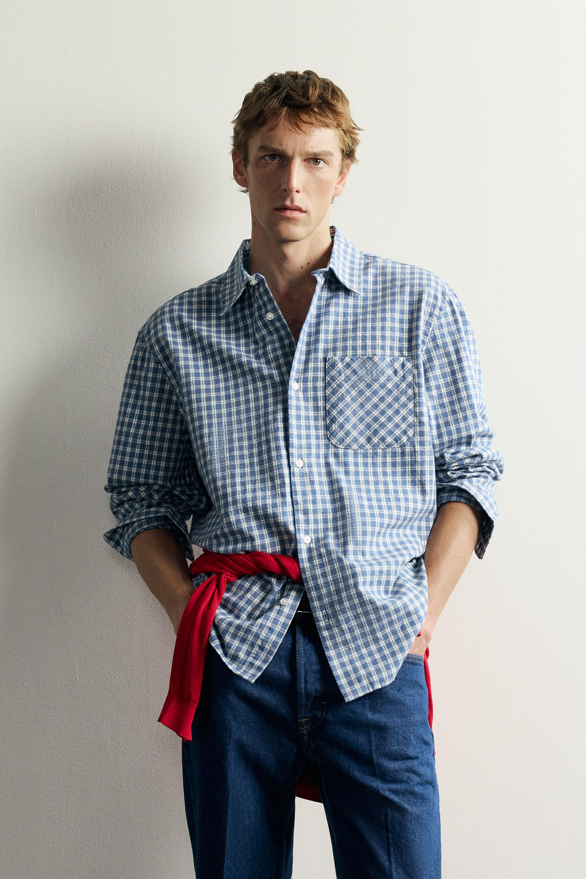 Model height: 188 cmRegular fit shirt made from cotton fabric with a twill structure. Featuring a... | Zara UK