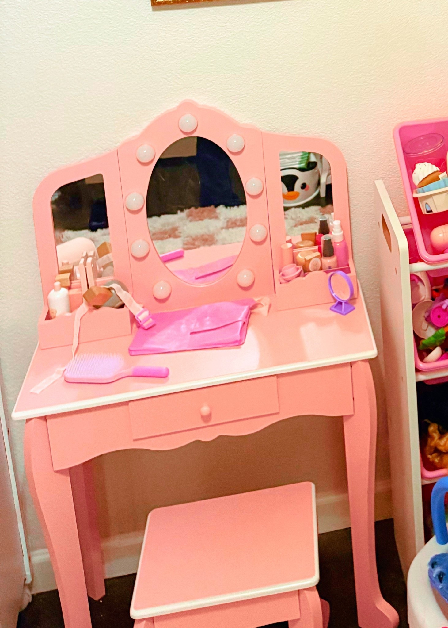 Loveeee this kids vanity!!! 