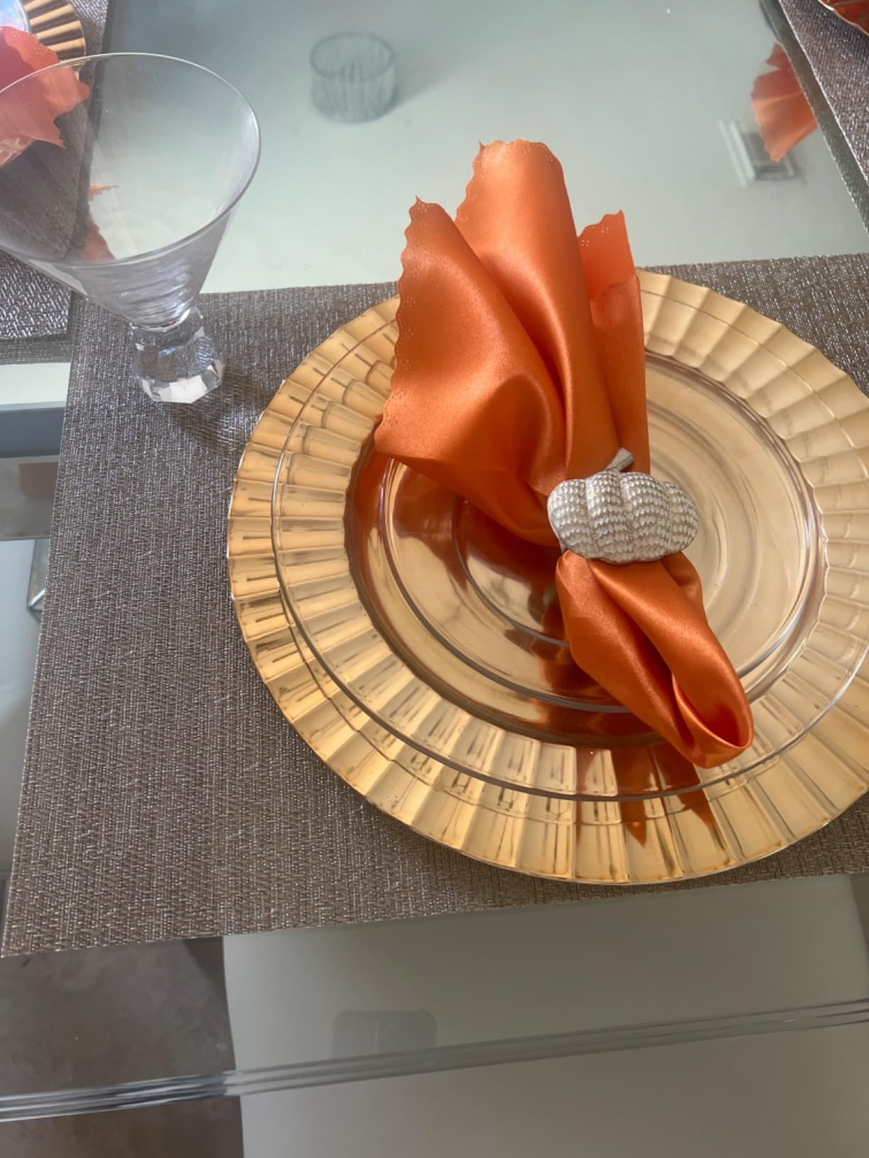 VACVELT 24 Pack Chocolate Brown Satin Napkins 17x17 Inch Wedding Napkins, Scalloped Elegant Dinner Napkins Square Table Napkins Decor, Silky Satin Cloth Napkins for Restaurant Banquet Graduation Party | Amazon (US)