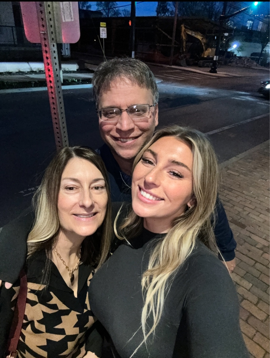 Out to eat with the parents! Black turtleneck is Skims 🖤

skims l black tee l black top
