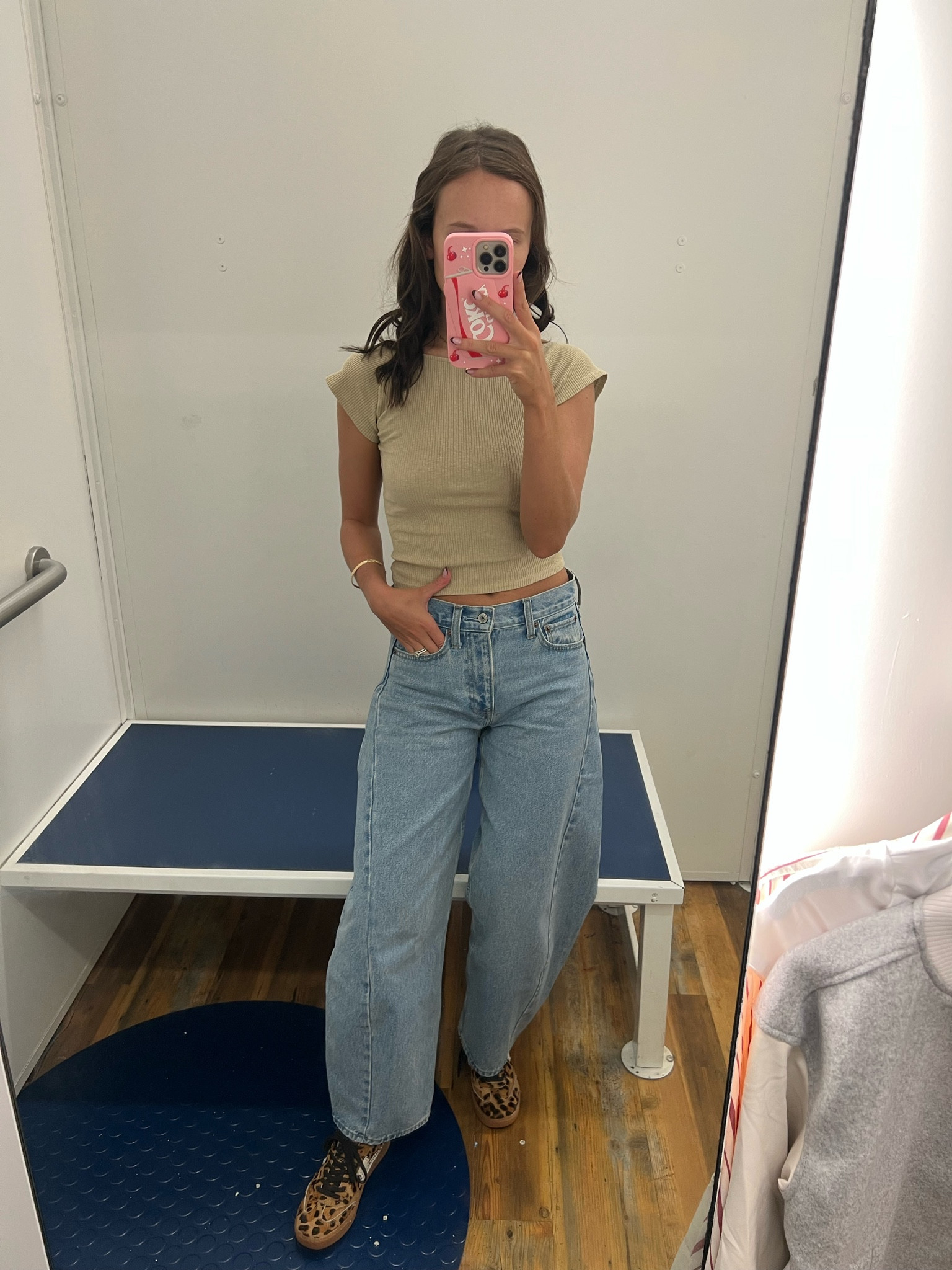 had to jump on the barrel jean trend! Of course abercrombie killed it with their denim. Currently on sale!! SUITEAF gives you an additional 15%. Aerie top is on sale for 12$!!! Shoes are dolce vita 🐆