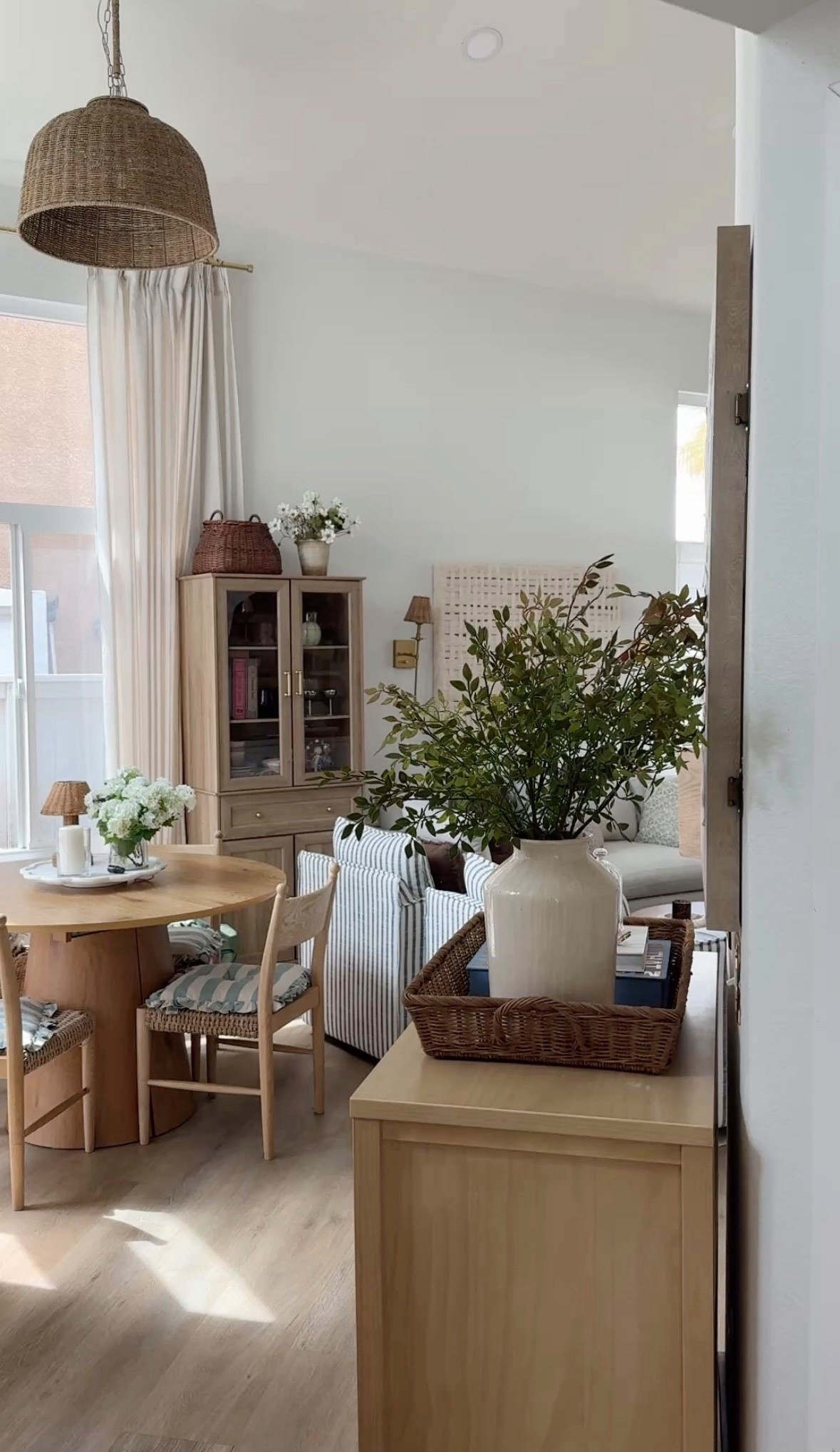 Living room, small living room, dining table 

#LTKdayinmylife #LTKHome #LTKmomlife