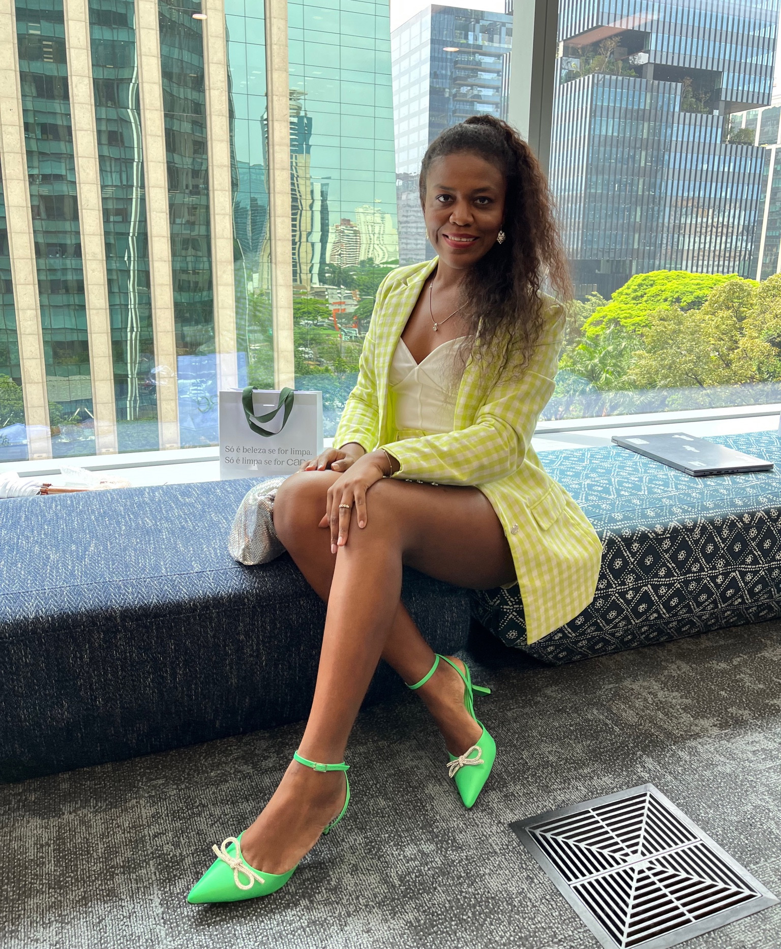 Aquele look que vai do trabalho ao passeio, é sempre bom ter né?!

#ltkcreator #ltk #alfaiataria #scarpin 