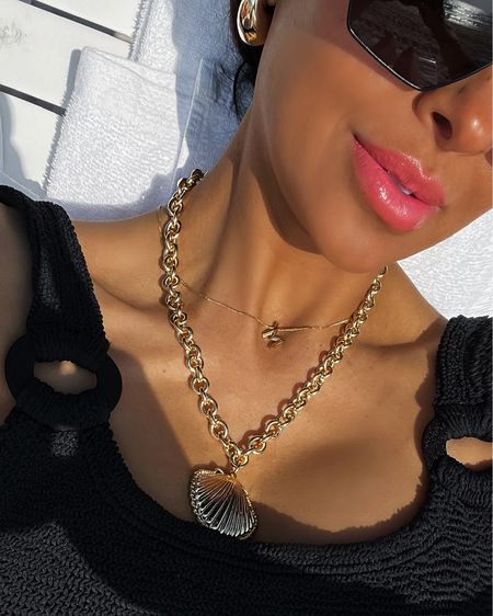 This week’s best sellers on #miamiamine
Charlotte tilbury lipgloss 
Shopbop shell necklace 

#LTKFindsUnder50 #LTKBeauty #LTKFindsUnder100