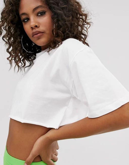 ASOS DESIGN Tall – Superkurzes T-Shirt mit ungesäumten Abschlüssen in Weiß | ASOS DE