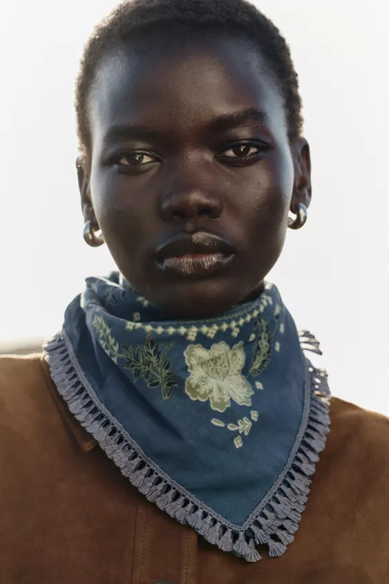 Printed scarf made of 100% cotton yarn. Finished with pompom details.DIMENSIONS: 23.6 x 23.6 inch... | Zara US