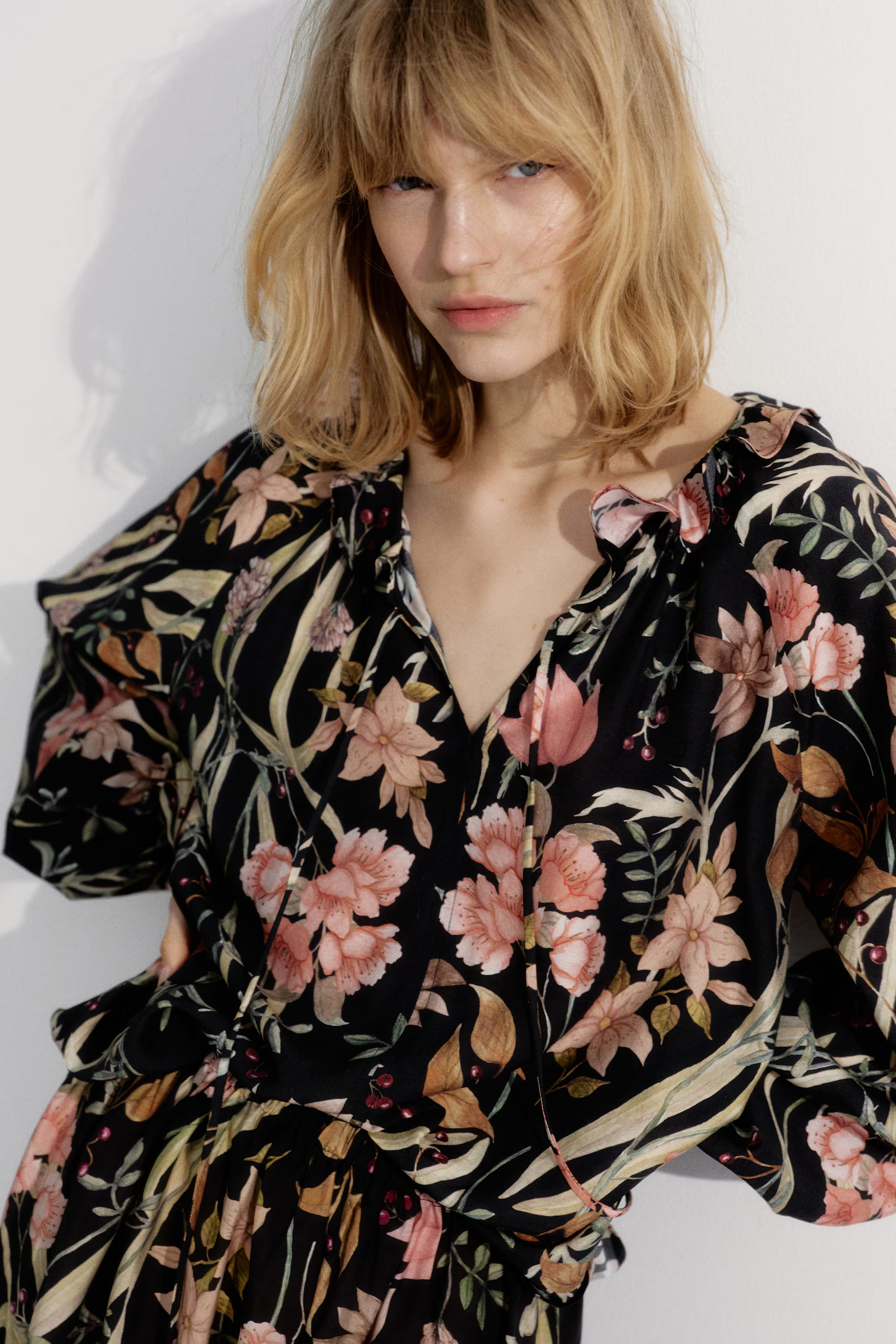 Blouse met volantkraagje - Zwart/bloemen - DAMES | H&M NL | H&M (DE, AT, CH, NL, FI)