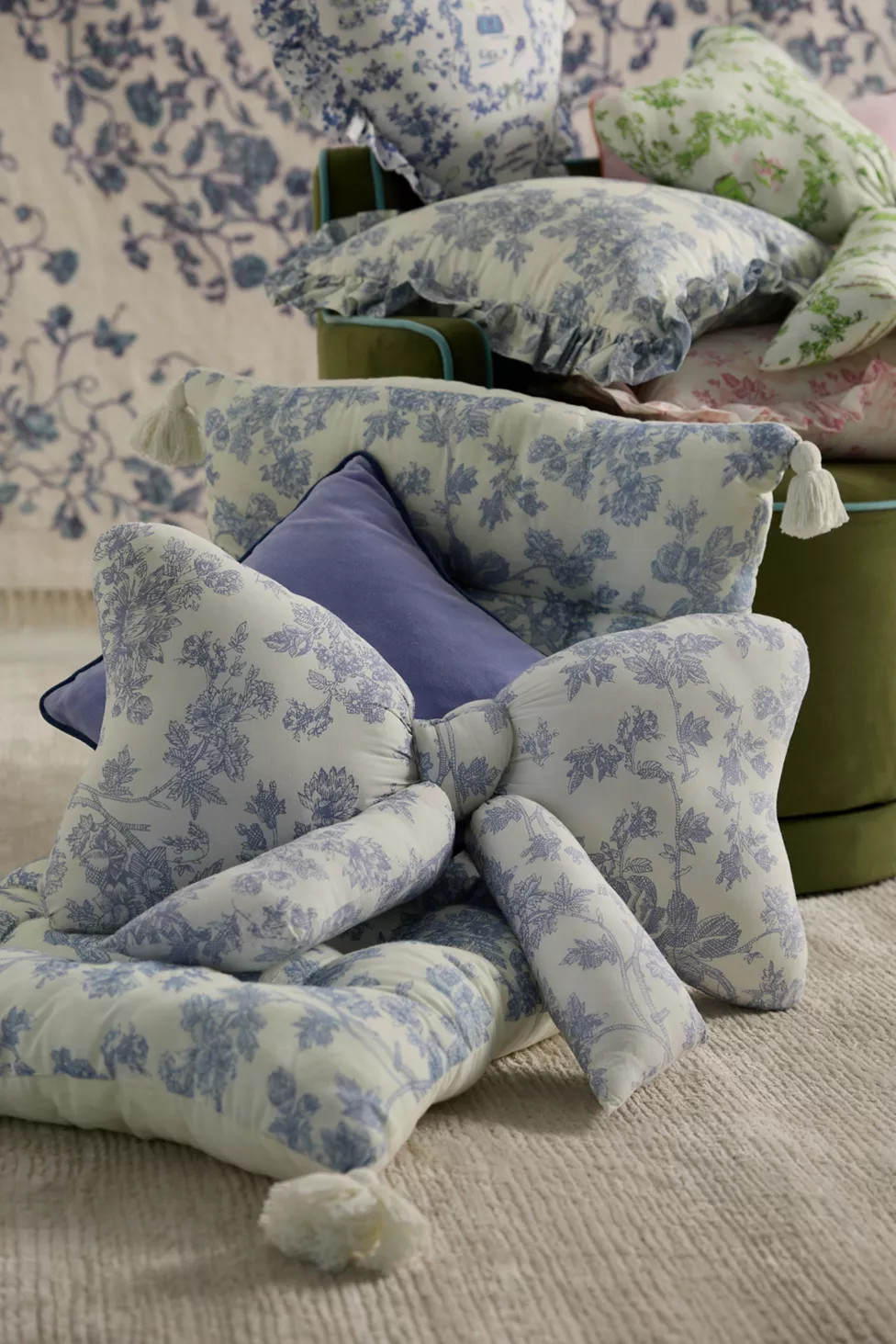 Big Bow Printed Throw Pillow | Urban Outfitters (US and RoW)