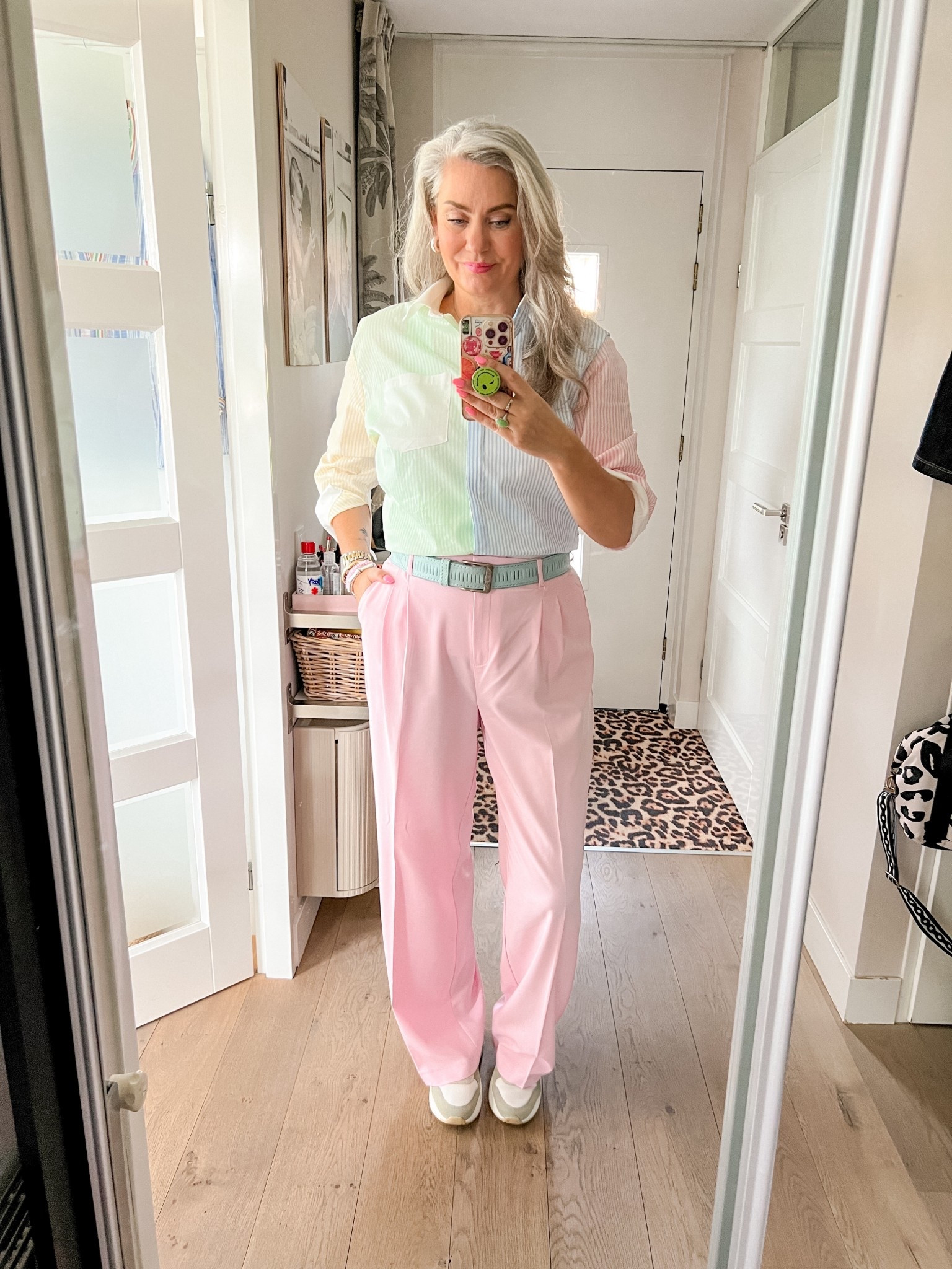 OOTD - Zondag. Eerste Paasdag en niks is meer Pasen dan pastelkleuren. Blouse in pastel colorblock streepjes (one size, https://terstal-nl.mtpc.se/6096222), roze pantalon (Vila 42/34”) en Hub sneakers. 



#LTKeurope #LTKnederlands #LTKspring