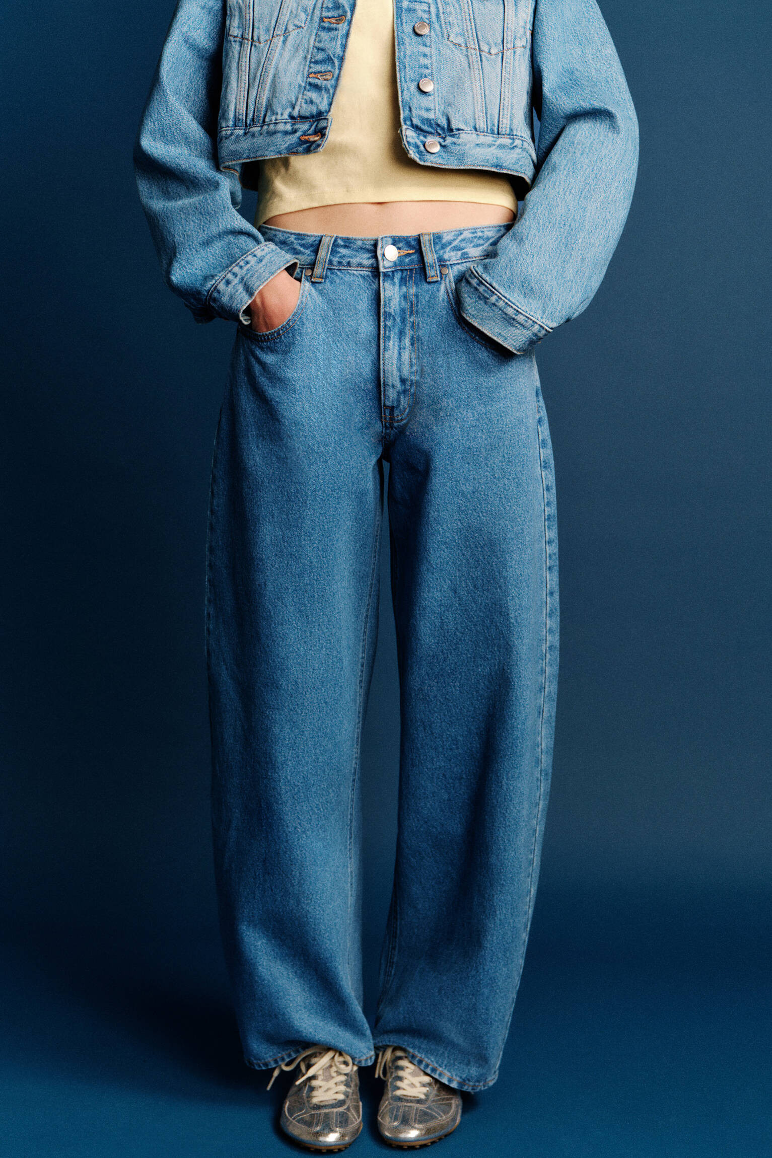 Balloon-Jeans mit Textstickerei - Pull&Bear Deutschland | PULL and BEAR DE