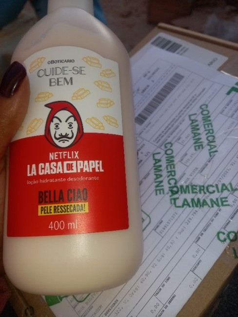 Loção Hidratante Desodorante Cuide-se Bem La Casa de Papel Bella Ciao Pele Ressecada 400ml | oBoticario (BR)