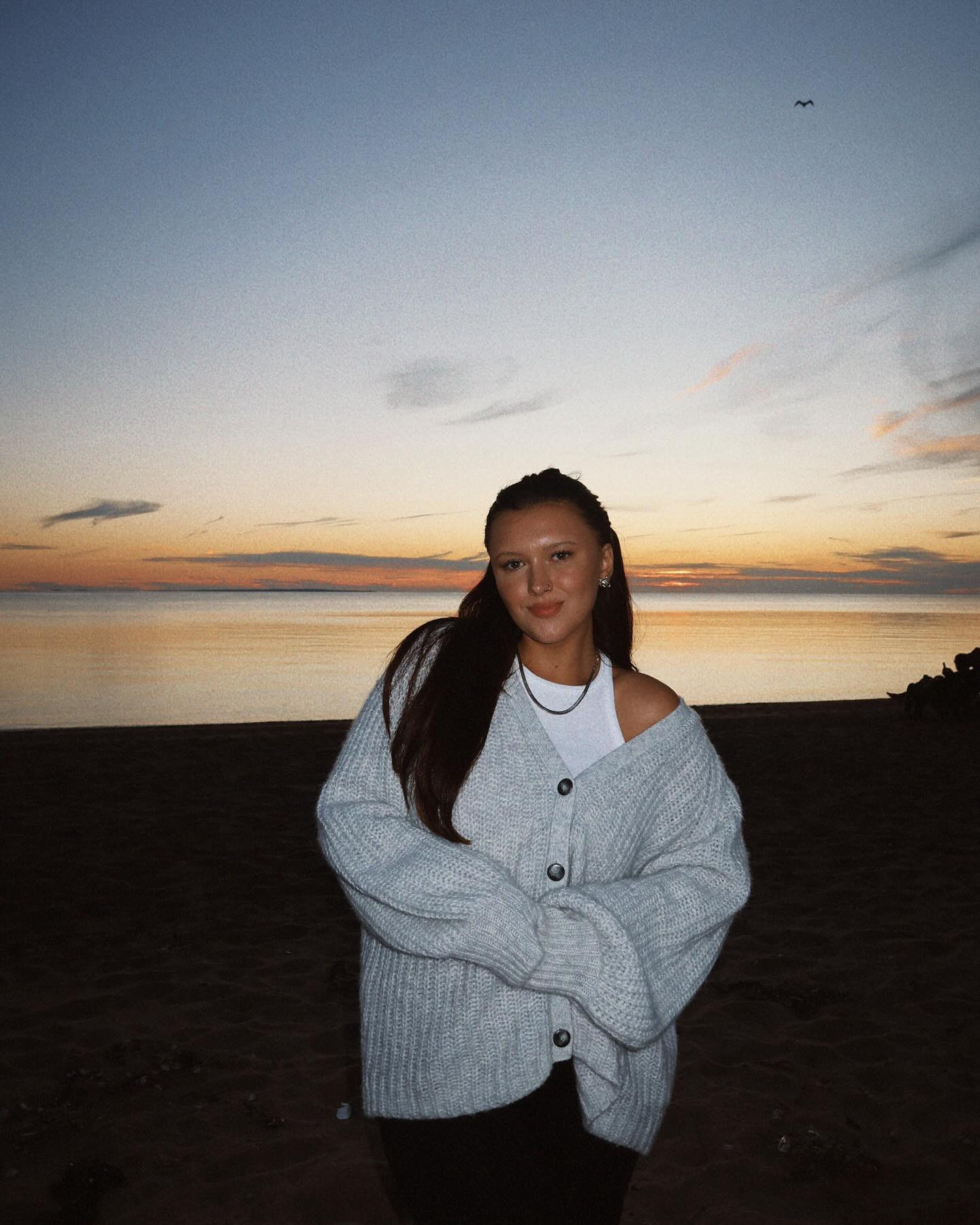 would like to be spending my monday drinking an aperol on the cape

#effortlesschic #fallstyle #sezanelovers #neutralstyle #capecod