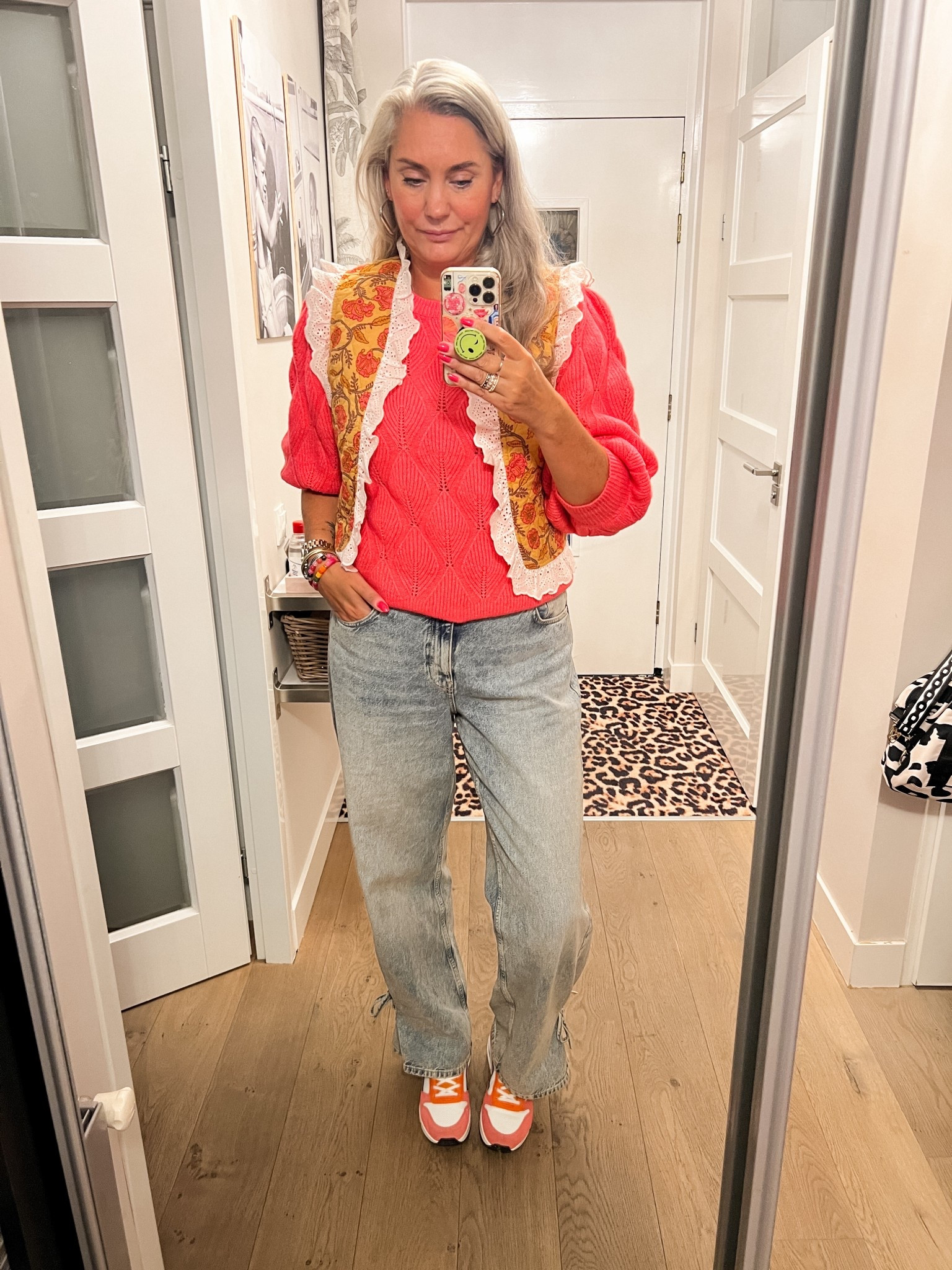 OOTD - Maandag. Neon roze trui van Smashed Lemon (L), reversible gilet Van MyJewellery (L/XL), barrel fit jeans van Shoeby (maat 32) en roze met oranje Skechers (ik draag 1 maat kleiner). 



#LTKeurope #LTKstyletip #LTKnederlands