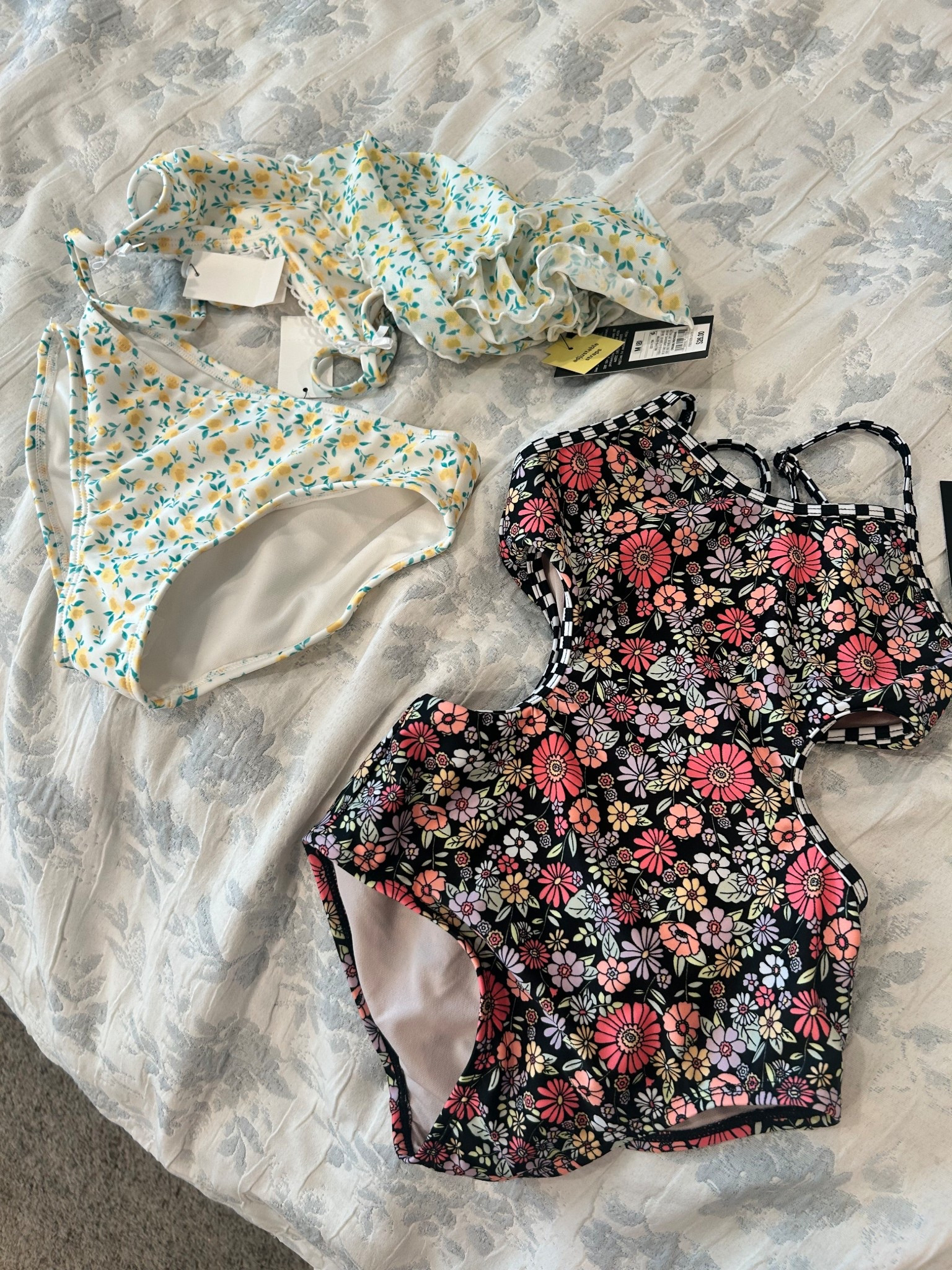 Girls bathing suits from @Target on sale 30% off

Target kids. Target fashion. Girls bathing suits 

#LTKSaleAlert #LTKKids #LTKmomlife