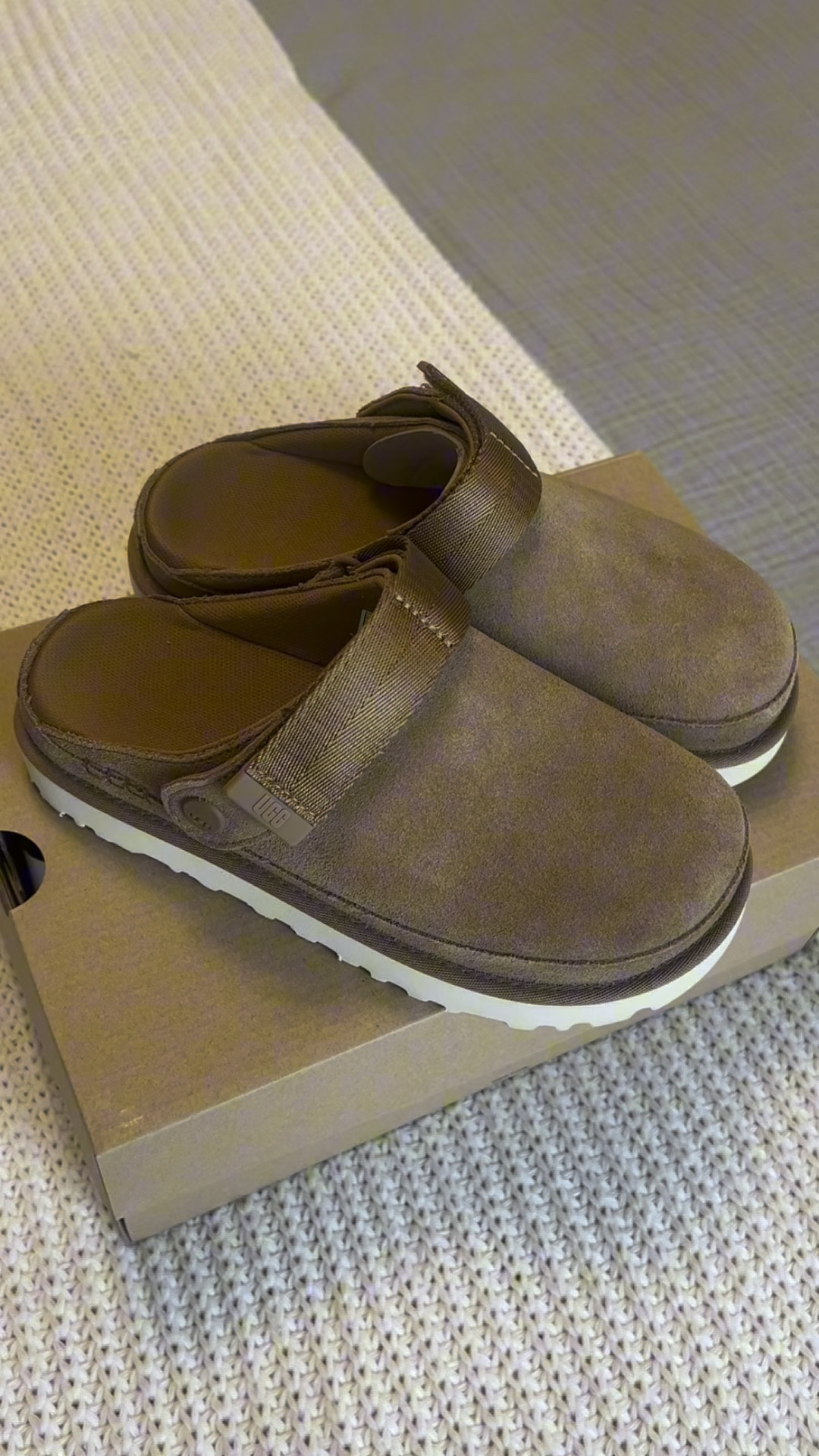 Ugg Goldenstar Clog⭐️

#LTKshoecrush #LTKstyletip #LTKSeasonal