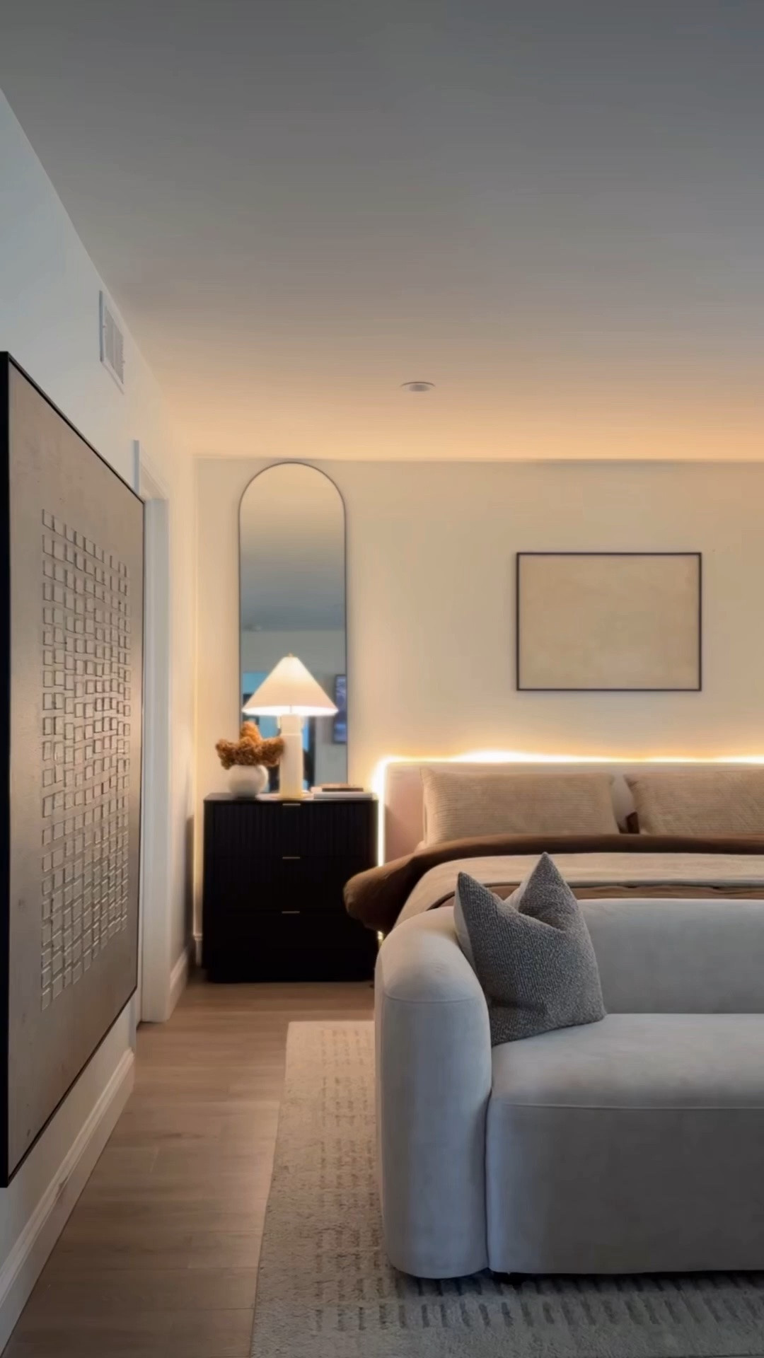 From simple to elevated ✨
It’s amazing what the right decor, lighting, textures, and details can do to completely transform a space. This before & after feels warm, luxe, cozy, and so much more like home 🤎