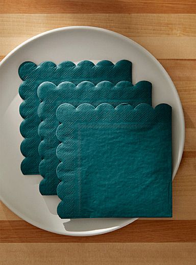 Scalloped edging plain paper napkins16.5 x 16.5 cm. Pack of 20. | Simons