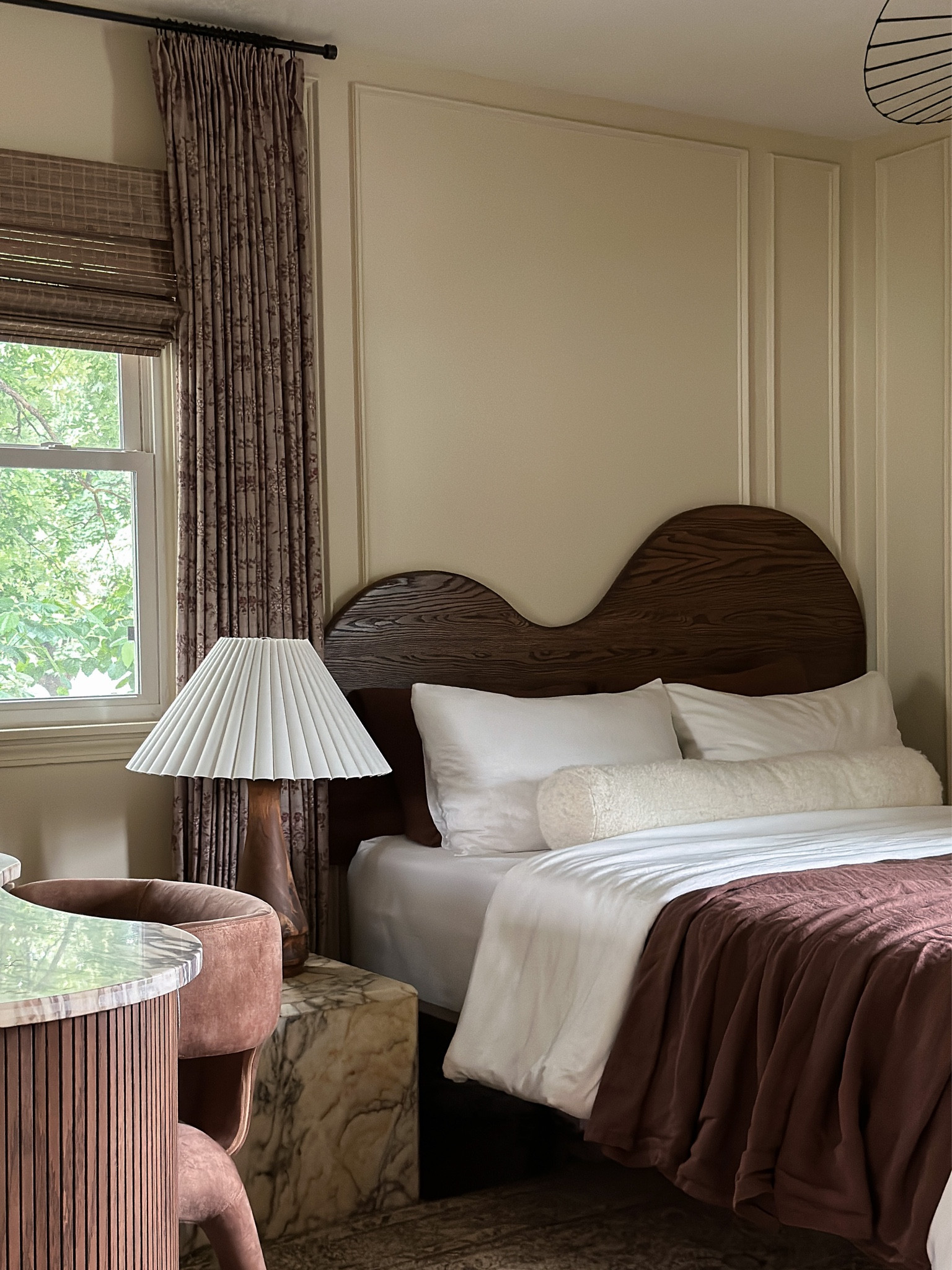 Gave my bedroom an affordable refresh with @loweshomeimprovement by creating this dreamy curvy headboard! All materials were sourced at Lowe’s. This project can easily be done in a couple days! 🙌🏼
  #ad #lowespartner

#LTKhome