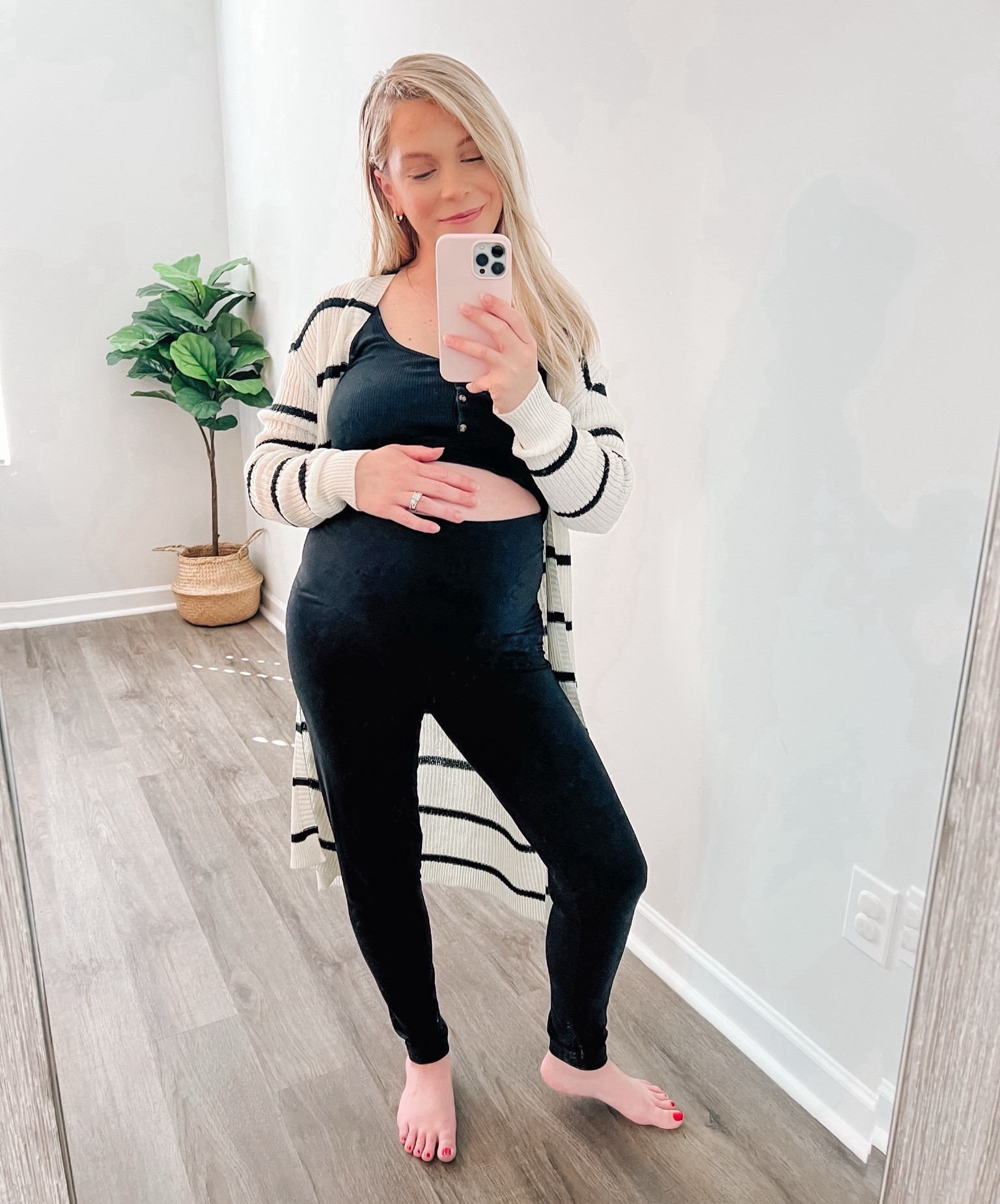 33 weeks pregnant ootd 🤰 
.
.
.
Aerie leggings, pregnancy outfit, maternity outfit

#LTKbump #LTKSpringSale #LTKsalealert