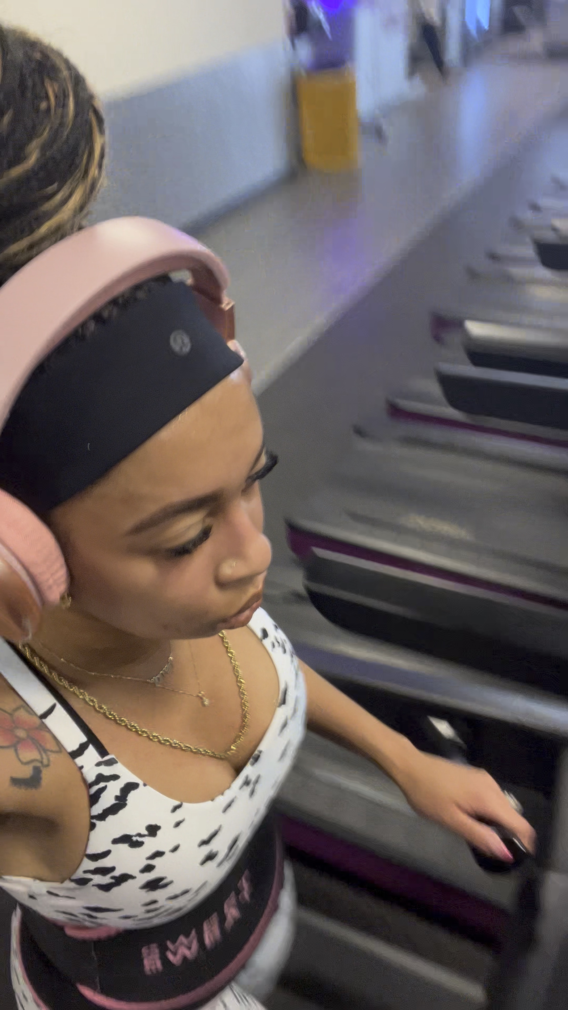 Finishing my workout on the treadmill. Incline on 12 speed on 3 for 10 minutes if you want to just stick to the treadmill for your entire workout do this for 30 minutes and bank me later 

#LTKFitness #LTKActive #LTKBeauty