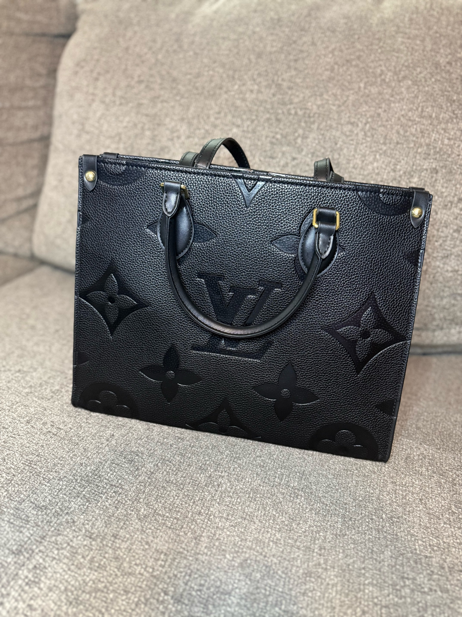 First haul from the gate! LV on the go MM and I’m obsessed!! #gate #lv #affordablebags #dhfinds #yellowapp #onthegobag

#LTKStyleTip #LTKSaleAlert #LTKItBag