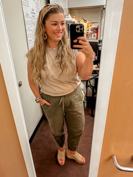Spring has finally landed after some false starts and I’m here for it! My latest work obsession is linen pants since they’ve all been unpacked from winter storage. Catch me in the office being cute and cozy! 🙌🏻
.



#LTKfindsunder50 #LTKfindsunder100 #LTKworkwear