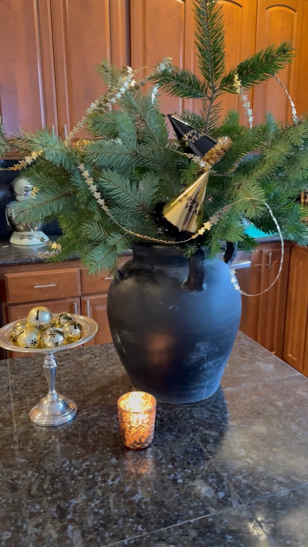 I switch this vase out all through the year ✨ 


#LTKHome #LTKSeasonal #LTKFindsUnder50