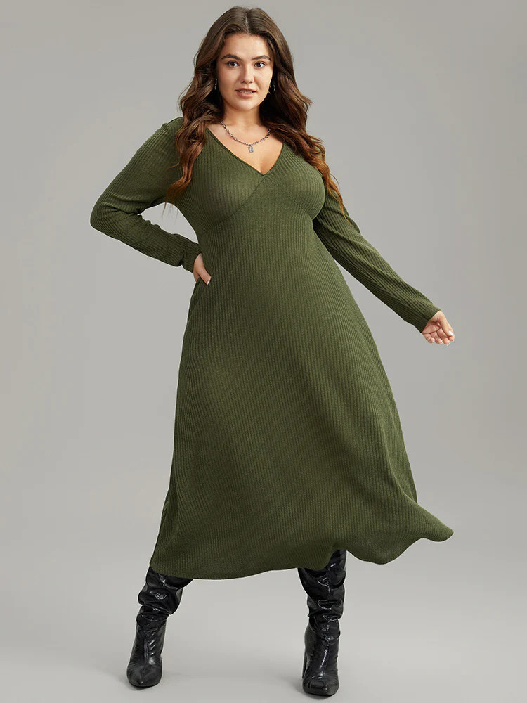 Solid Textured V Neck Pocket Dress | Bloomchic