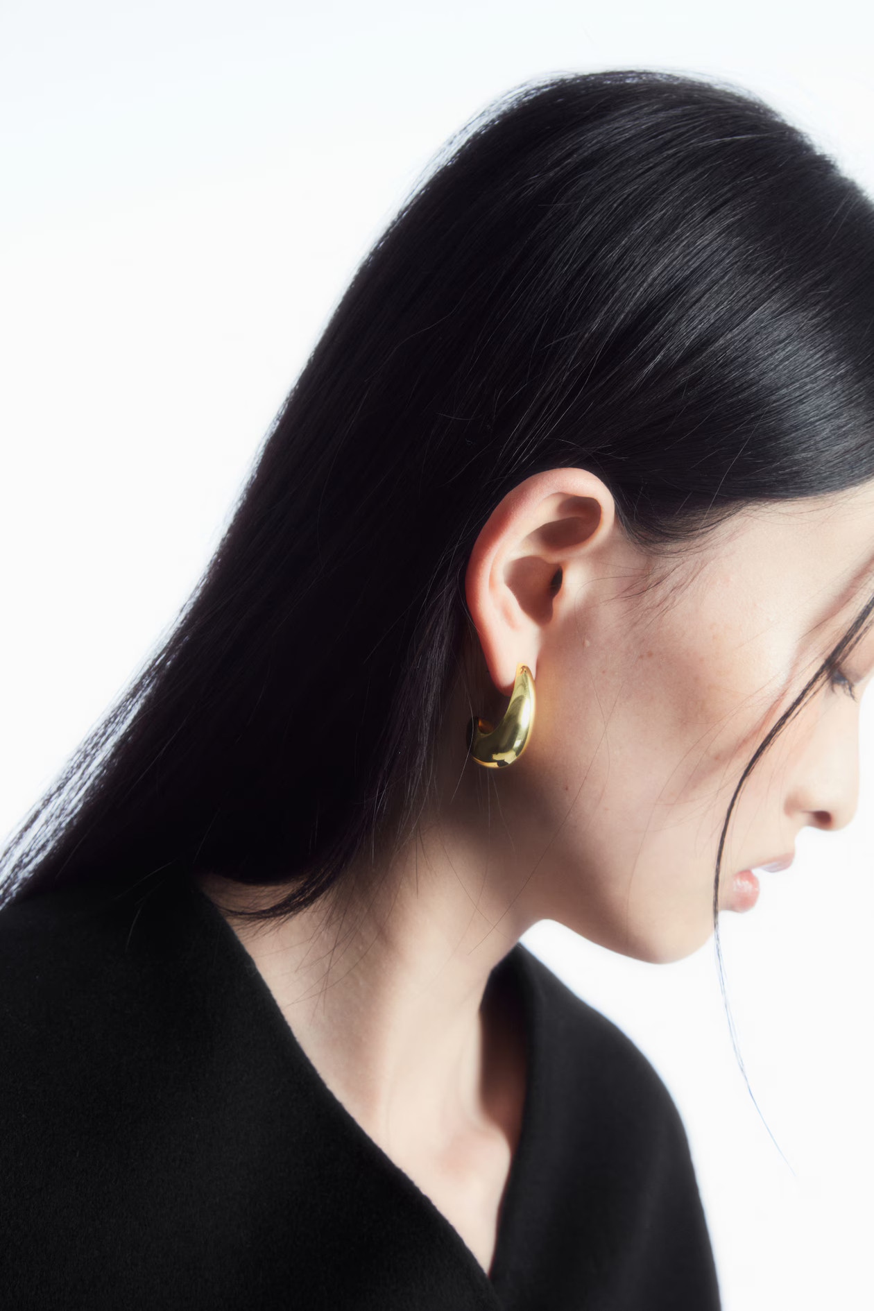 CHUNKY CURVED TEARDROP EARRINGS - GOLD | COS (EU)