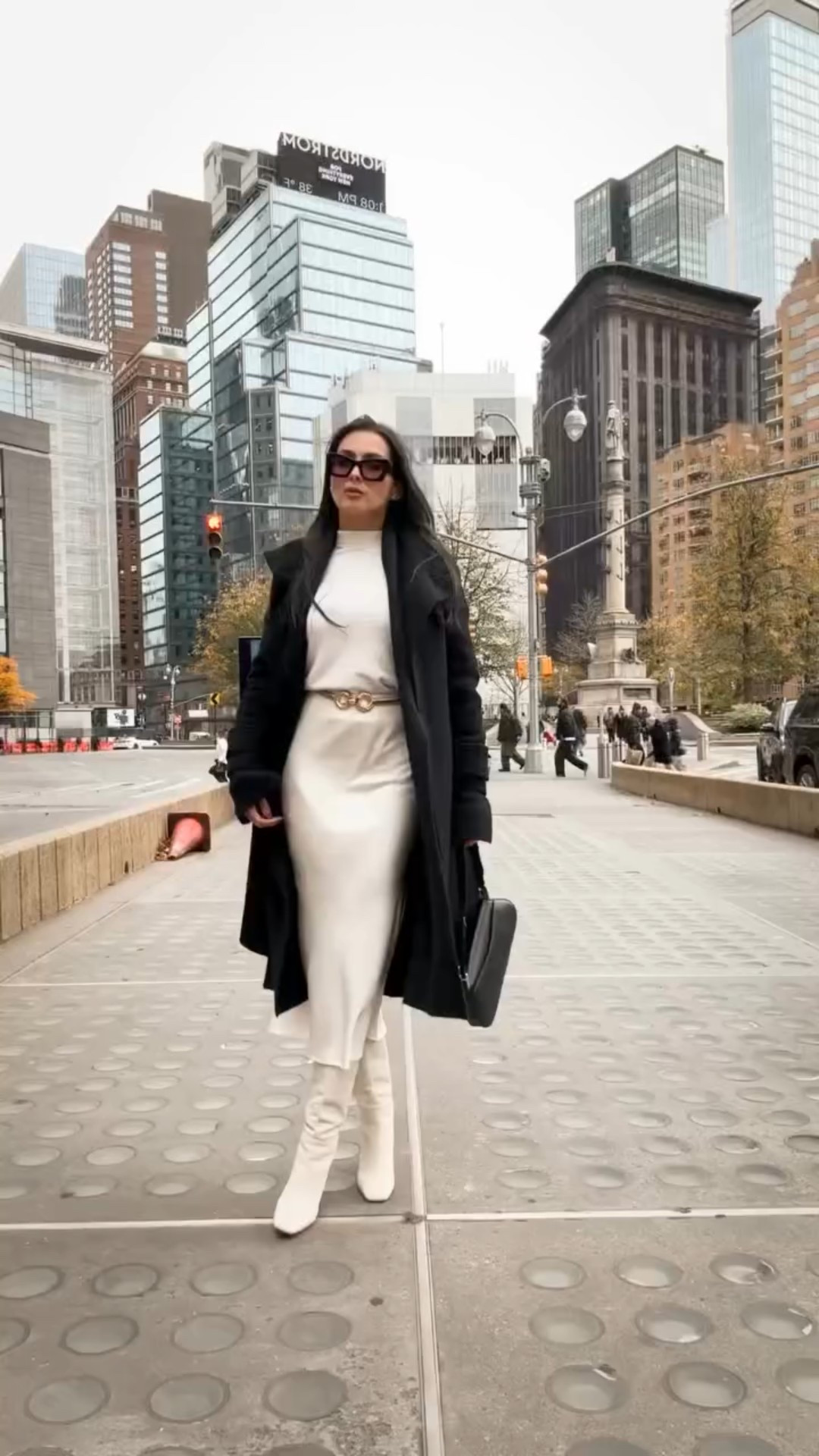 Effortlessly chic for a city day, my kind of day ☀️
.
.
#fallfashion #monochromaticlook #outfitoftheday #outfitinspiration #satın