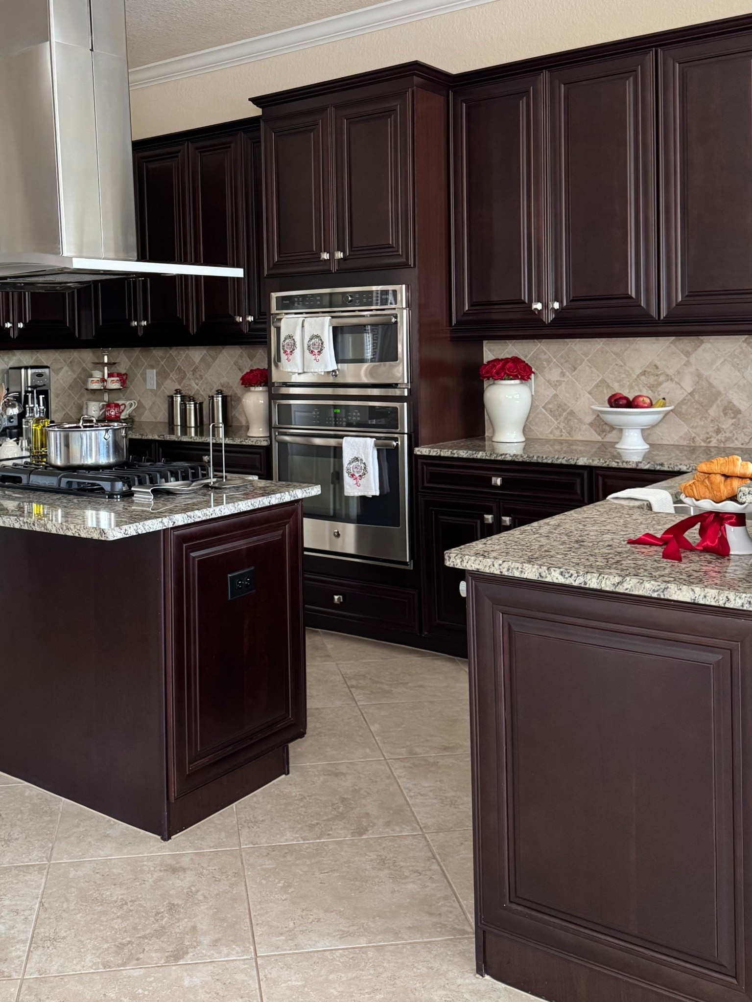 Our beautiful kitchen decorated for Christmas with beautiful touches of red!🌲♥️