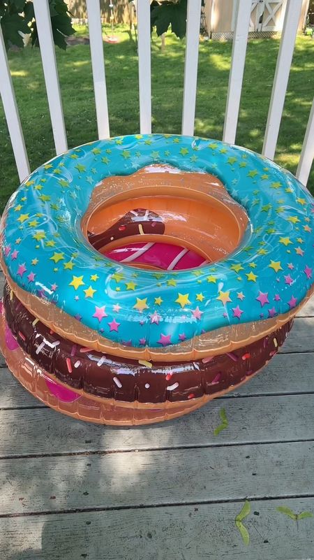 Loving these super cute donut pool floats. Comes in a 3-packk