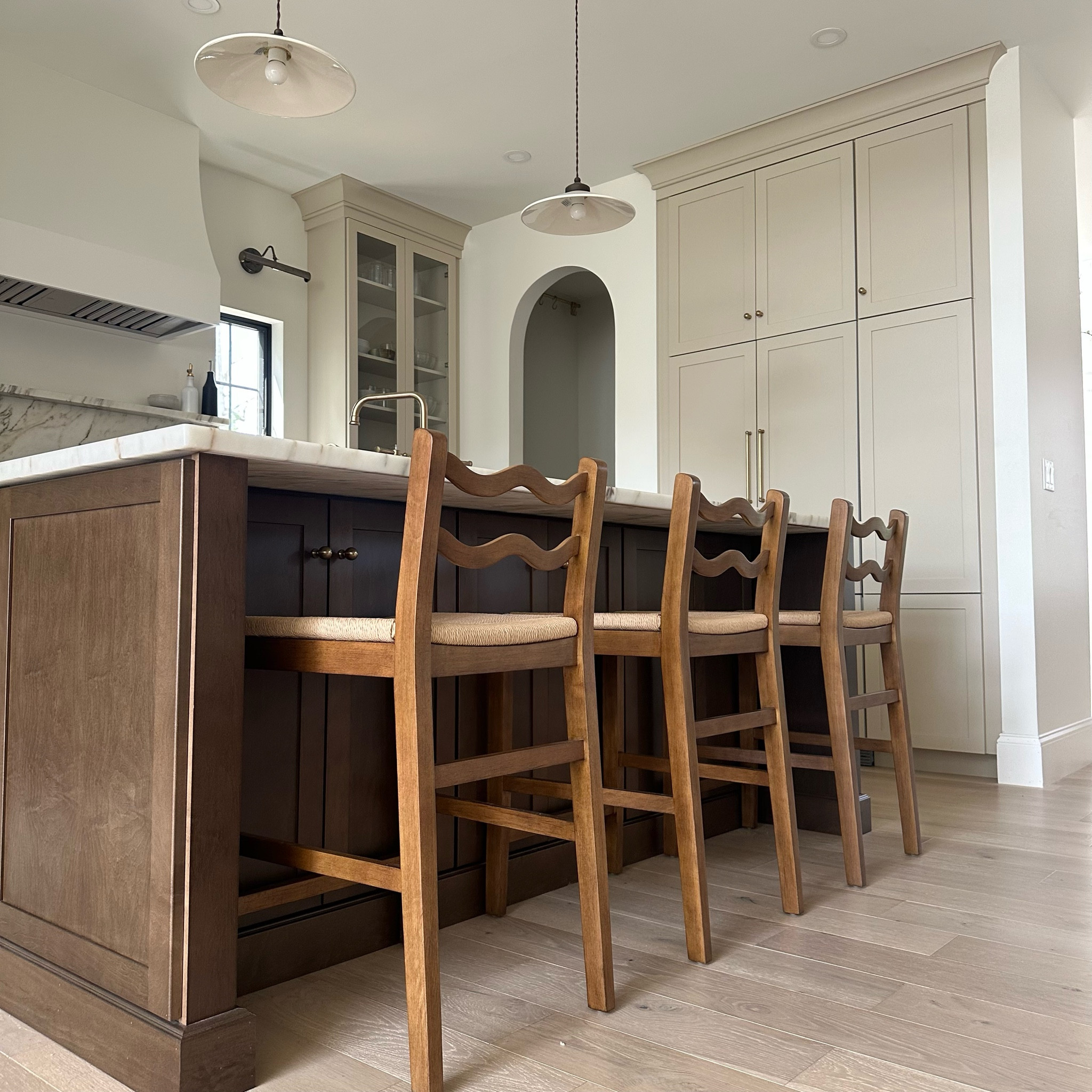 Our wavy scalloped counter stools arrived and they are STUNNING! 🤩 