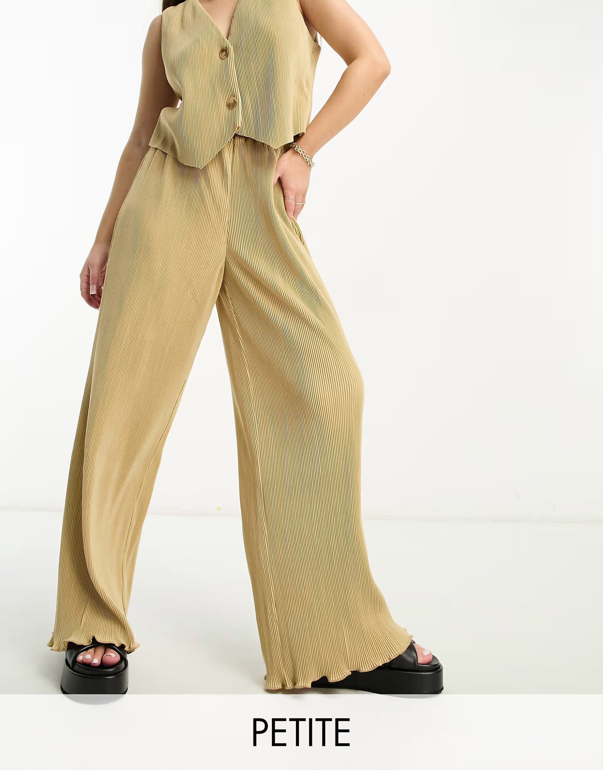 Pantalones color camel plisados de pernera ancha de 4th & Reckless Petite (parte de un conjunto) | ASOS (Global)
